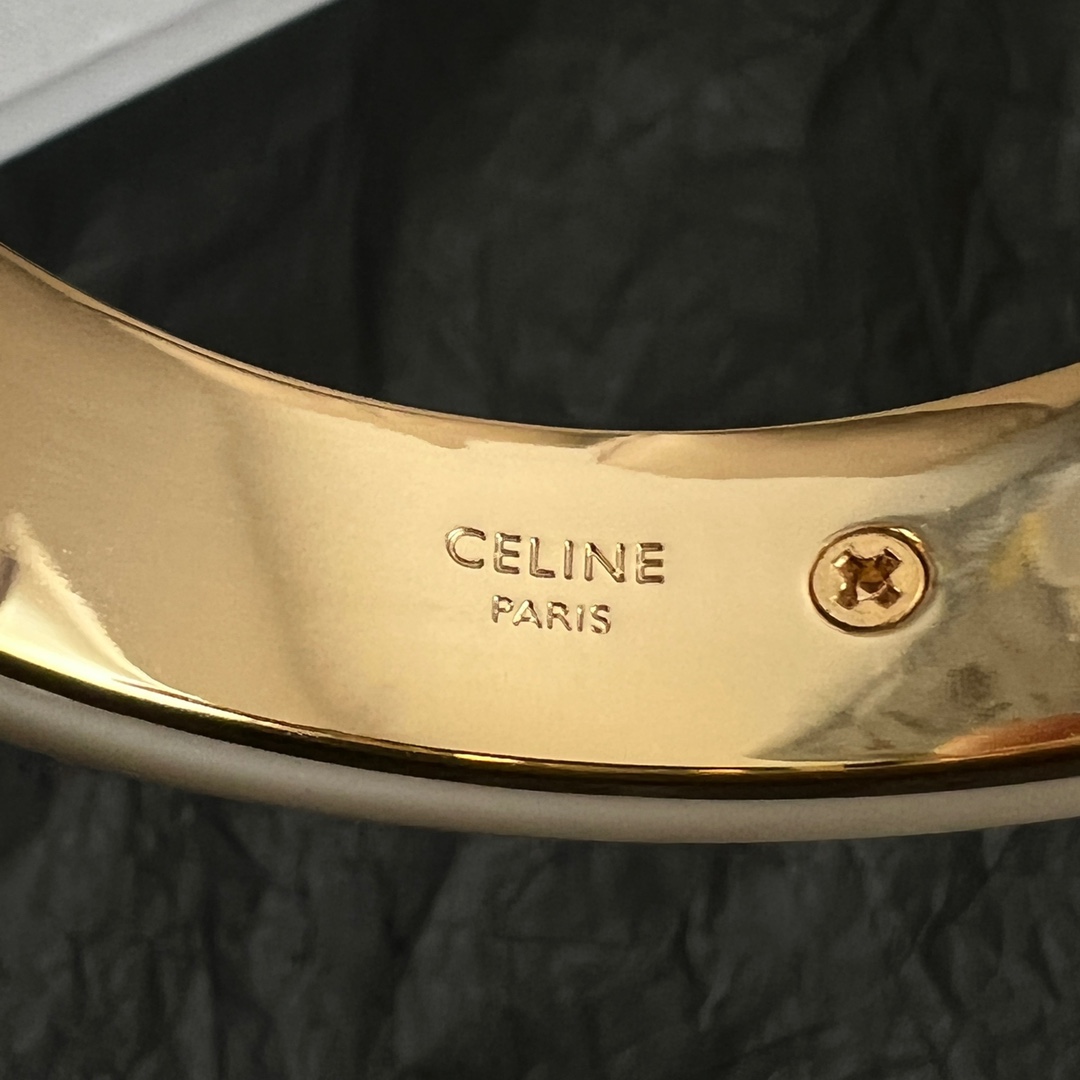 【】Celine 赛琳 手镯 一直是简约时尚界的标杆大胆的设计 百看不厌▪️搭配起来更Fashion ✨