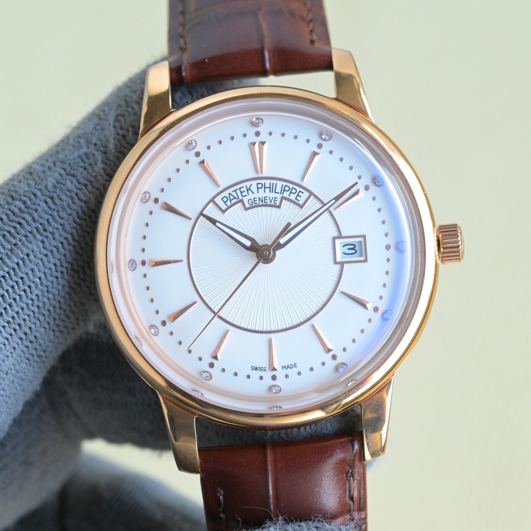 NO:340120,White Gold [TW's latest new hits in the year] Patek Philippe's highest-version watch in the market!  The TW watchmaker team took 12 months to carefully design, dared to be the first, broke through the multi-layer technical bottleneck, and strived for perfection!  [Case] ​​The latest exclusive pot cover glass material of the market, the dial is simple and extraordinary, the 12 scales are integrated with the glass, with a strong 3D three-dimensional feeling, ultra-thin craftsmanship, and a diameter of 40mm. [Movement] The watch uses the original imported Japanese 9015 movement, with a frequency of 28,800 times per hour, and zero rework quality. [Watch buckle] style and Italian cowhide make the wrist fit and comfortable, and the watch buckle is engraved with a classic logo, which is generous and classy. No one really owns Patek Philippe, but it is just kept for the next generation.,, patek philippe, cowhide19860909白 金【 TW 年最新新新爆款】百达翡丽 市场最高版本腕表！TW制表师团队历时12个月精心设计,敢为人先,突破多层技术瓶颈,力求完美！【表壳】市场独家最新锅盖玻璃材质,表盘简而不凡,12个刻度与玻璃融为一体,具有超强3D立体感,超薄工艺,直径40mm.【机芯】腕表采用日本原装进口9015机芯,每小时振频28800次,零返修质量.【表带扣】款式搭配意大利牛皮让手腕更贴合舒适,腕表表扣上面刻有经典标志,大方富有档次. 没有人真正拥有百达翡丽,只不过为下一代保管而已.,,patek philippe,cowhide,Watch