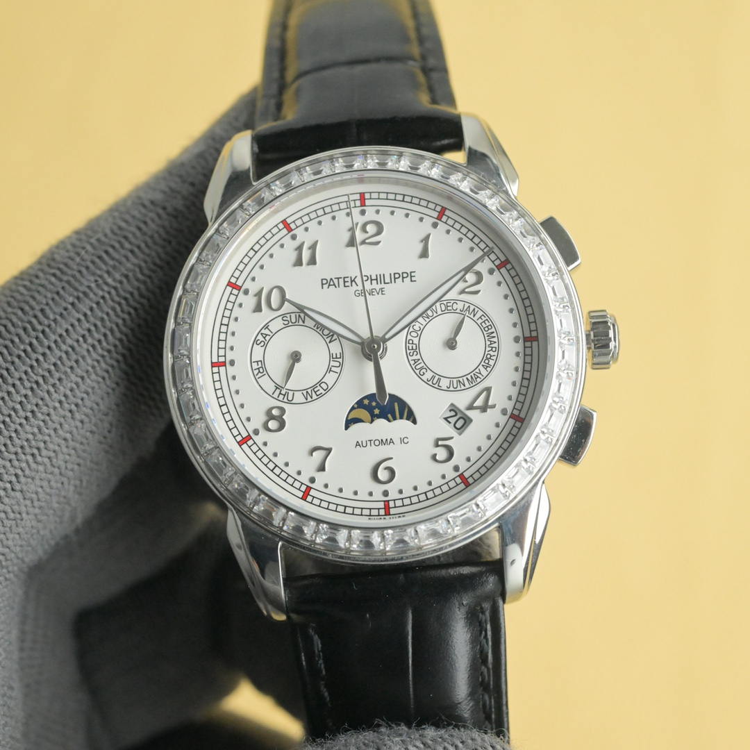 NO:340151,White Gold Diamond 50 [Latest Production of TW in the Year] Patek Philippe's highest-version watch in the market!  The TW watchmaker team took 8 months to carefully design, dared to be the first, broke through the multi-layer technical bottleneck, and strived for perfection!  [Case] ​​The market's exclusive latest pot cover glass material, the dial is simple and extraordinary, the 12 scales are integrated with glass, the exclusive full diamond case has a super 3D three-dimensional feeling, ultra-thin craftsmanship, and a diameter of 40mm. [Movement] The watch uses the original 9015 movement, with a frequency of 28,800 times per hour, and zero rework quality. [Watch buckle] style with Italian cowhide makes the wrist fit and comfortable, and the watch buckle is engraved with a classic logo, which is generous and classy. No one really owns Patek Philippe, but it is just kept for the next generation.,, patek philippe, cowhide19860909白 金 钻50【 TW 年最新出品】百达翡丽 市场最高版本腕表！TW制表师团队历时8个月精心设计,敢为人先,突破多层技术瓶颈,力求完美！【表壳】市场独家最新锅盖玻璃材质,表盘简而不凡,12个刻度与玻璃融为一体,独家的满钻表壳,具有超强3D立体感,超薄工艺,直径40mm.【机芯】腕表采用原装9015机芯,每小时振频28800次,零返修质量.【表带扣】款式搭配意大利牛皮让手腕更贴合舒适,腕表表扣上面刻有经典标志,大方富有档次. 没有人真正拥有百达翡丽,只不过为下一代保管而已.,,patek philippe,cowhide,Watch