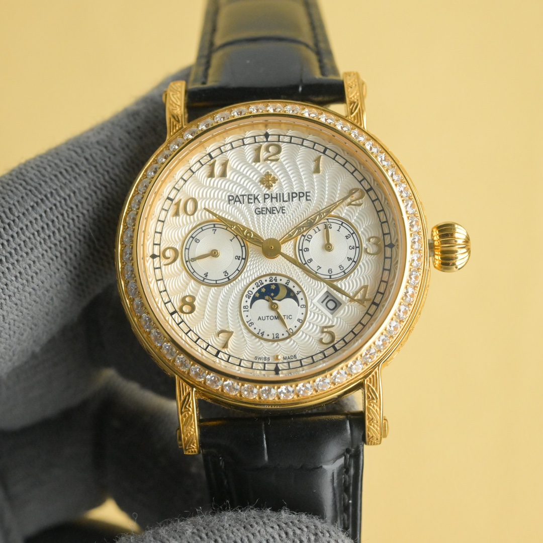 NO:340163,Platinum Diamond 50 The beautiful chapters between Patek Philippe carved watches In the dazzling galaxy of watchmaking, Patek Philippe carved watches are like the most dazzling star. On the dial, delicate and exquisite carvings are like flowers blooming in time. Every petal and every vein are carefully carved by the watchmaker with magical skills. The carving seems to give the watch life, showing a dynamic beauty between light and shadow. When the light falls gently, the carvings are like a lively elves dancing on the dial, performing a silent luxury dance. 1 Paired with the imported multi-functional movement [non-market domestic movement] (zero re-repair) function (24 hours, week/star/month) This watch has a power reserve of 38-48 hours.  2 imported 316L stainless steel, using vacuum plating in 18k quality furnace!  3 Paired with exclusive custom square scale cowhide strap 4 wear-resistant scratch-resistant sapphire glass mirror!  530 meters of living waterproof level. Patek Philippe is simple but not simple!  The quality of real-life shooting is consistent!  ,,patek philippe,cowhide19860909白金 钻50 百达翡丽雕花腕表腕间的绝美华章 在制表的璀璨星河里,百达翡丽雕花腕表宛如一颗最为耀眼的星辰. 表盘之上,细腻而精致的雕花宛如盛开在时光中的繁花.每一片花瓣、每一道脉络,皆由制表师以鬼斧神工般的技艺精心雕琢.那雕花仿若赋予了腕表生命,在光影交错间,展现出动态的美感.当光线轻轻洒落,雕花之处便似灵动的精灵在表盘上舞动,演绎着一场无声的奢华之舞. 1搭配进口多功能机芯【非市场普通国产机芯】（零返修）功能（24小时,星期/星辰/月份）此腕表拥有38-48小时动力储备. 2进口316L精钢,采用18k品质炉内真空电镀！ 3搭配独家定制方形鳞纹牛皮表带 4耐磨防刮蓝宝石玻璃镜面！ 530米生活防水等级. 百达翡丽（Patek Philippe） 简约而不简单！实物拍摄品质如一！,,patek philippe,cowhide,Watch