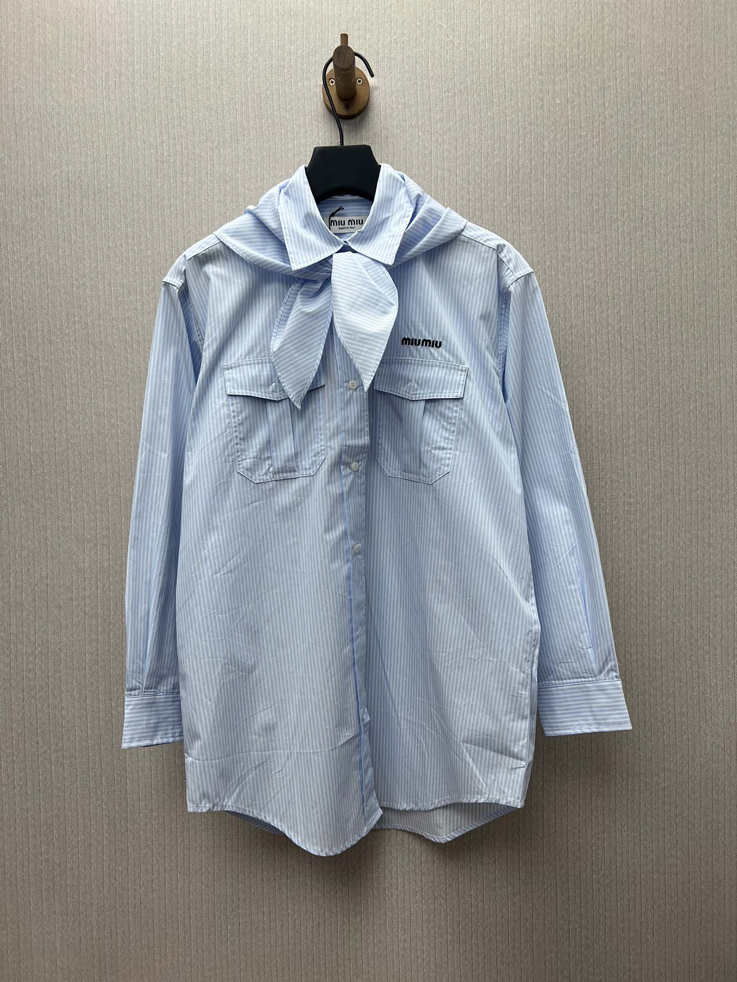 MIUMIU 25ss nueva camisa de manga larga recta con rayas, logo bordado y bufanda desmontable, tallas: S.M.L.