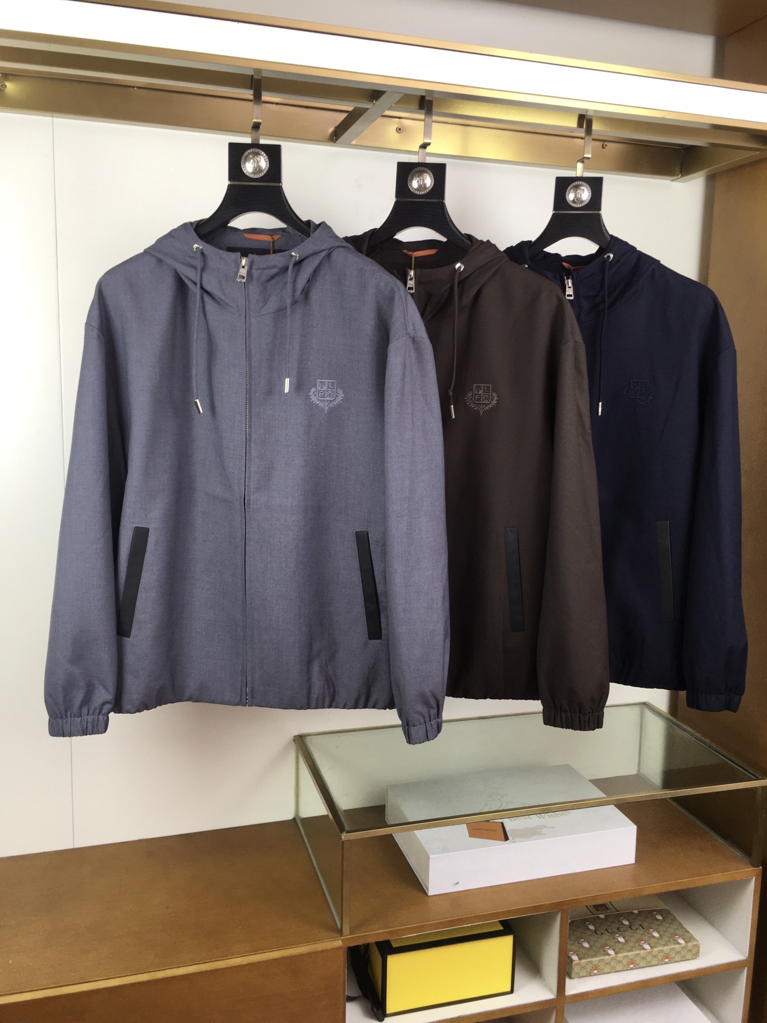 NO:499527,New jacket [LP] Lp official website same style, complete with three standards!  2025 early autumn new men's jacket, fashionable and casual high-end version!  Customized fabrics for counters are breathable and comfortable, with impeccable details, and the brand element design concept reflects high quality. The feel is delicate and soft!  It is casually cut, with a great upper body style!  Code number M-3Xl, loro piana, jackets & coats, jackets & coats, alexander wang19860909新品外套【LP】 Lp 官网同款,三标齐全！2025早秋新款男士夹克外套,时尚休闲高端版本！专柜定制面料 透气舒适度高,细节无可挑剔,品牌元素设计理念,体现高品质.手感细腻柔软！呈现休闲裁剪,上身版型超赞！码数M-3Xl,,loro piana,jackets & coats,jackets & coats,alexander wang,Men's clothing