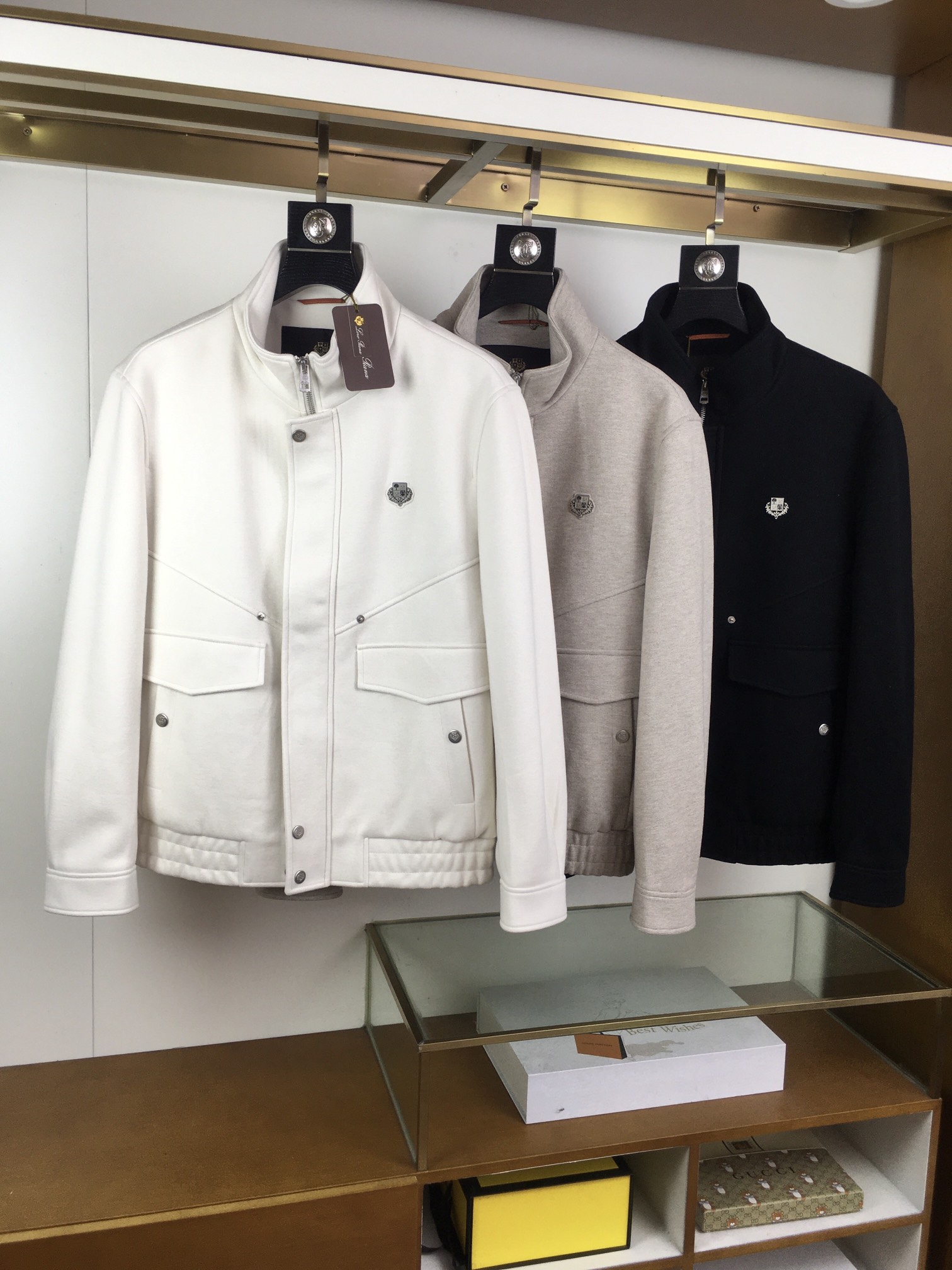 NO:499530,New jacket [LP] High-version 2025 early autumn new men's business casual woolen jacket, fabrics and accessories are all supplied by customers, made of fixed weaving and dyeing, the touch is extremely soft and delicate, the details are exquisite and exquisite, and the auxiliary materials are all supplied by customers, the placket zipper shape is also a classic inheritance, the flip pocket is engraved with exquisite brand letters, geometric aesthetic hunting multi-pocket design, the fine workmanship is everywhere showing the master's craftsmanship, the lining is made of quilting, the edges and threads are neat and perfect, and the unique limited main marking demonstrates the ingenuity everywhere!  The cutting technology is excellent, conforms to the rigorous ergonomic design, the upper body is capable and stylish, the classic lapel design, the style is both solemn and harmonious, and it is extremely practical. It is the first choice for urban elite men. It can be perfectly controlled in business commuting, official law, and leisure trendy occasions, both elegance and demeanor!  Color black Beige White Size M-3XL, loro piano, jackets & coats,alexander wang19860909新品外套【LP】高版本 2025早秋新款男士商务休闲毛呢外套,面料与辅料皆为客供,定织定染而成,触感极为柔软细腻,细节精湛考究,辅料皆为客供,门襟拉链造型亦属于经典传承,翻盖口袋上面镌刻有精美品牌字母,几何美学猎装多口袋设计,做工精细处处彰显大师级工艺,内衬运用绗缝工艺打造,包边及走线工整完美,独特的限定主标唛,处处皆彰显出匠心之作！裁剪技术精良,符合严谨的人体工程学设计,上身干练且型款十足,经典翻领设计,亦庄亦谐的风格,实穿性极强,都市精英男士首选,商务通勤、公务律政、出街休闲潮搭等场合皆可完美驾驭,优雅与风度兼备！ 颜色黑色 米色 白色 尺码 M-3XL,,loro piana,jackets & coats,alexander wang,Men's clothing