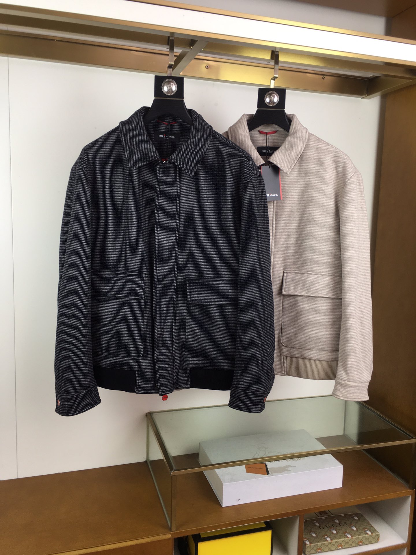 NO:499523,New jacket [Kito...] High-version 2025 early autumn new men's business casual woolen jacket, fabrics and accessories are all supplied by customers, made of fixed weaving and dyeing, the touch is extremely soft and delicate, the details are exquisite and exquisite, and the auxiliary materials are all supplied by customers. The placket zipper shape is also a classic inheritance, engraved with exquisite brand letters, geometric aesthetic hunting multi-pocket design, fine workmanship is everywhere showing master-level craftsmanship, the lining is made of quilting, the edge wrapping and threading are neat and perfect, and the unique limited main marking demonstrates craftsmanship everywhere!  The cutting technology is excellent, conforms to the rigorous ergonomic design, the upper body is capable and stylish, the classic lapel design, the style is both solemn and harmonious, and it is extremely practical. It is the first choice for urban elite men. It can be perfectly controlled in business commuting, official law, and leisure trendy occasions, both elegance and demeanor!  Color black Beige Size M-3XL,,jackets & coats,alexander wang19860909新品外套【Kito...】高版本 2025早秋新款男士商务休闲毛呢外套,面料与辅料皆为客供,定织定染而成,触感极为柔软细腻,细节精湛考究,辅料皆为客供,门襟拉链造型亦属于经典传承,镌刻有精美品牌字母,几何美学猎装多口袋设计,做工精细处处彰显大师级工艺,内衬运用绗缝工艺打造,包边及走线工整完美,独特的限定主标唛,处处皆彰显出匠心之作！裁剪技术精良,符合严谨的人体工程学设计,上身干练且型款十足,经典翻领设计,亦庄亦谐的风格,实穿性极强,都市精英男士首选,商务通勤、公务律政、出街休闲潮搭等场合皆可完美驾驭,优雅与风度兼备！ 颜色黑色 米色 尺码 M-3XL,,jackets & coats,alexander wang,Men's clothing