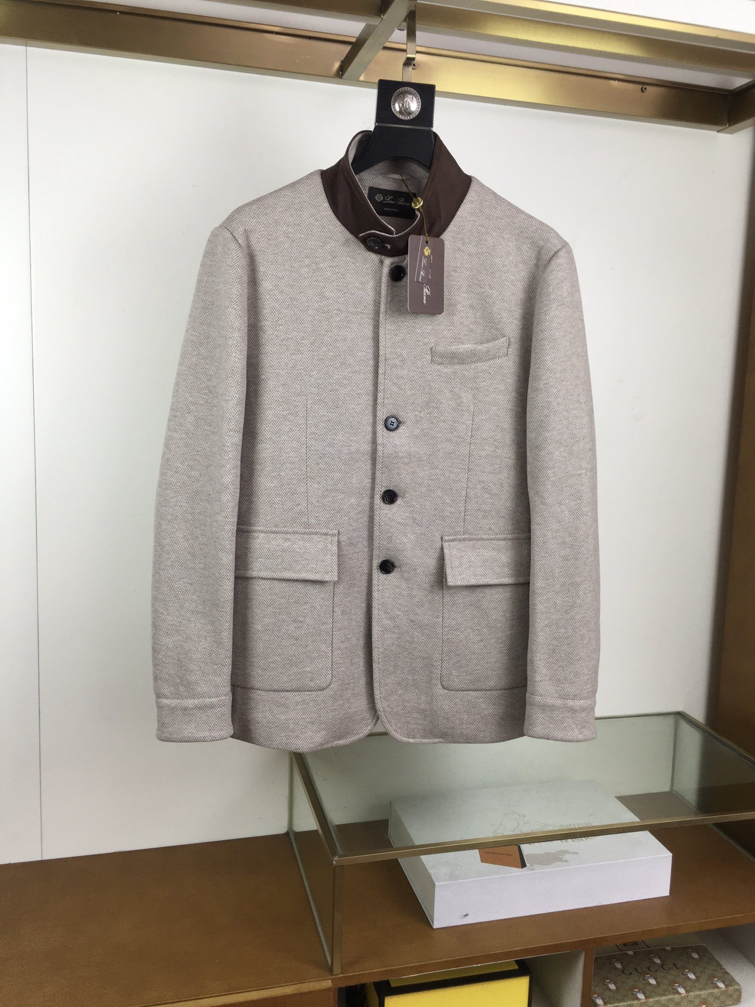 NO:499519,New jacket [Loro Piana Nouyou Pianya] 2025 new men's mid-length casual jacket, foreign trade company order!  Customer-supplied wool polyester fiber material, one of the classic proprietary fabrics!  The texture is light, soft and delicate, but the shape is straight and stylish!  It adopts a multi-layer structure and has strong satisfactory and warmth. The pockets are decorated with details and are extremely luxurious... Perfectly interpreting high-quality quality. Customized original hardware is available for customers!  Size M-3XL, loro piana, jackets & coats, jackets & coats, alexander wang19860909新品外套【Loro Piana诺悠翩雅】 2025新品男士中长款休闲夹克外套,外贸公司订单！客供羊毛聚酯纤维材质,经典的专有织物之一！ 质地轻盈、触感又柔软细腻、但型态又笔挺有型！ 采用多层结构、具备饱暖性能强. 口袋饰有细节、奢华极致… 完美演绎高品质品相.客供定制原版五金！尺码M-3XL,,loro piana,jackets & coats,jackets & coats,alexander wang,Men's clothing