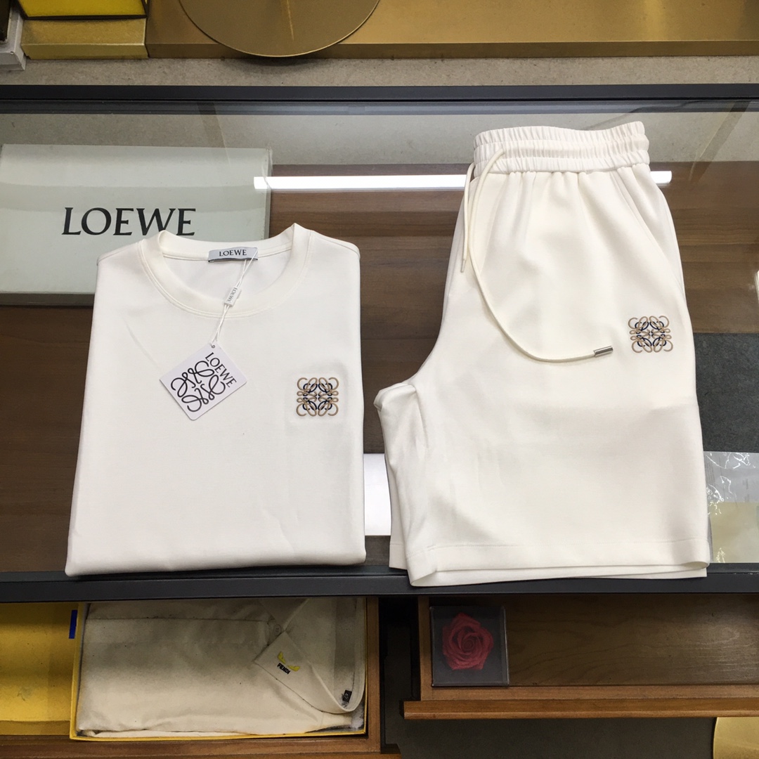 NO:499495,New product set/set [Loew] [New product] Luo Wei suit 2025SS men's short-sleeved/shorts casual suit Simple and fashionable style comes from the brand's new beauty works. There are few products in the trade channel!   2025SS Decorative logo design Men's round neck short-sleeved T-shirt Regular straight-cut design, with a unique and fashionable style, and is born extraordinary. Evergreen style on the counter! Simple and not simple.. Soft feel, extremely comfortable to wear. The chest is decorated with a fashionable and classic logo, creating a harmonious luxury and fashionable atmosphere, reinterpreting the basic items and giving them a new meaning, and exquisite details reveal the brand's luxury atmosphere.. Size M/L/XL/2XL/3XL Top M Shoulder width 44 Bust 104 Long 68 Sleeve length 22 Trousers M Waist 78 Hip 106 Crotch 28 Trousers 50,,loewe, shorts,T-shirt,tees,t-shirt,alexander wang19860909新品套装/套【Loew】【新品】罗.威套装 2025SS男士短袖/短裤 休闲套装 简约时尚格调来自品牌新秀丽作. 贸易渠道货品,为数稀少！  2025SS 饰装饰标识设计 男士圆领短袖T恤 常规直裁设计,兼具个性时尚范儿,与生俱来的不平凡.柜台常青款!简约不简单.. 手感柔软,贴身穿着舒适度极高. 胸前装饰时尚经典的Logo标识,营造和谐的奢华时尚气息,重释了基础单品并赋予其崭新含义的态度与考量,精致细节流露品牌高奢气息.. 尺码M/L/XL/2XL/3XL 上衣M肩宽44胸围104衣长68袖长22 裤装M腰围78臀围106裤裆28裤长50,,loewe,shorts,T-shirt,tees，t-shirt,alexander wang,Men's clothing