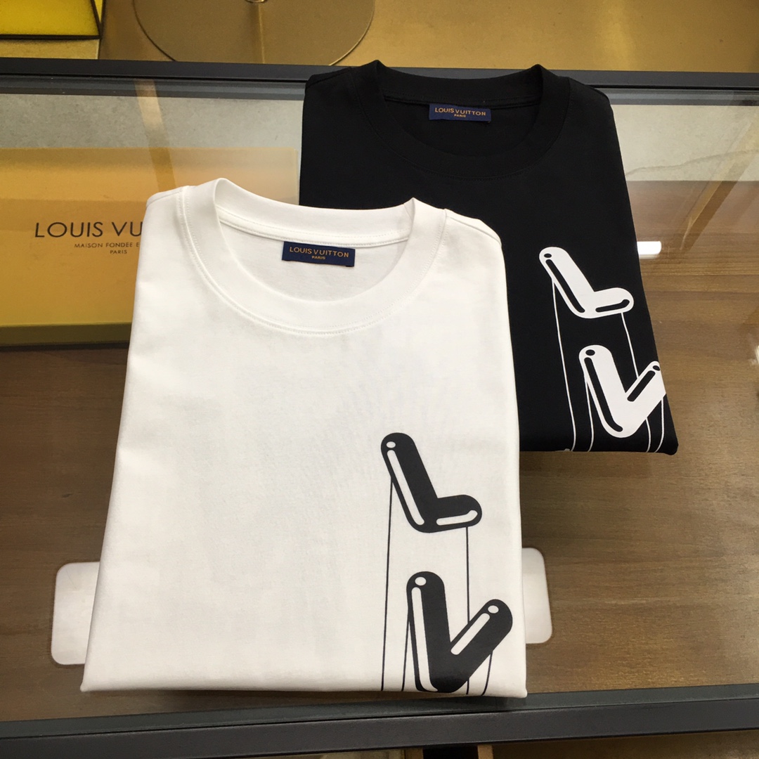 NO:499515,New product [L.v...] The latest short-sleeved round-neck T-shirt in the first spring and summer counter in 2025, high-end customization, avant-garde and fashionable design!  Brand logo heavy craft design, high-end customized mercerated cloud cotton fabric, soft feel, comfortable to wear, exquisite counter-level car line, fine workmanship, invincible and handsome upper body effect!  A must-have item for handsome men!  The color is shown in the figure. Code number M-3XL, T-shirt,tees, t-shirt,alexander wang19860909新品【L.v...】 2025春夏首发专柜最新款短袖圆领T恤 高端订制 设计前卫时尚！品牌logo重工艺设计 高端定制丝光云朵棉面料.手感柔软.穿着舒适.专柜级别精致车线.做工精细.上身效果无敌帅气！型男必备单品！ 颜色如图 码数M-3XL,,T-shirt,tees，t-shirt,alexander wang,Men's clothing