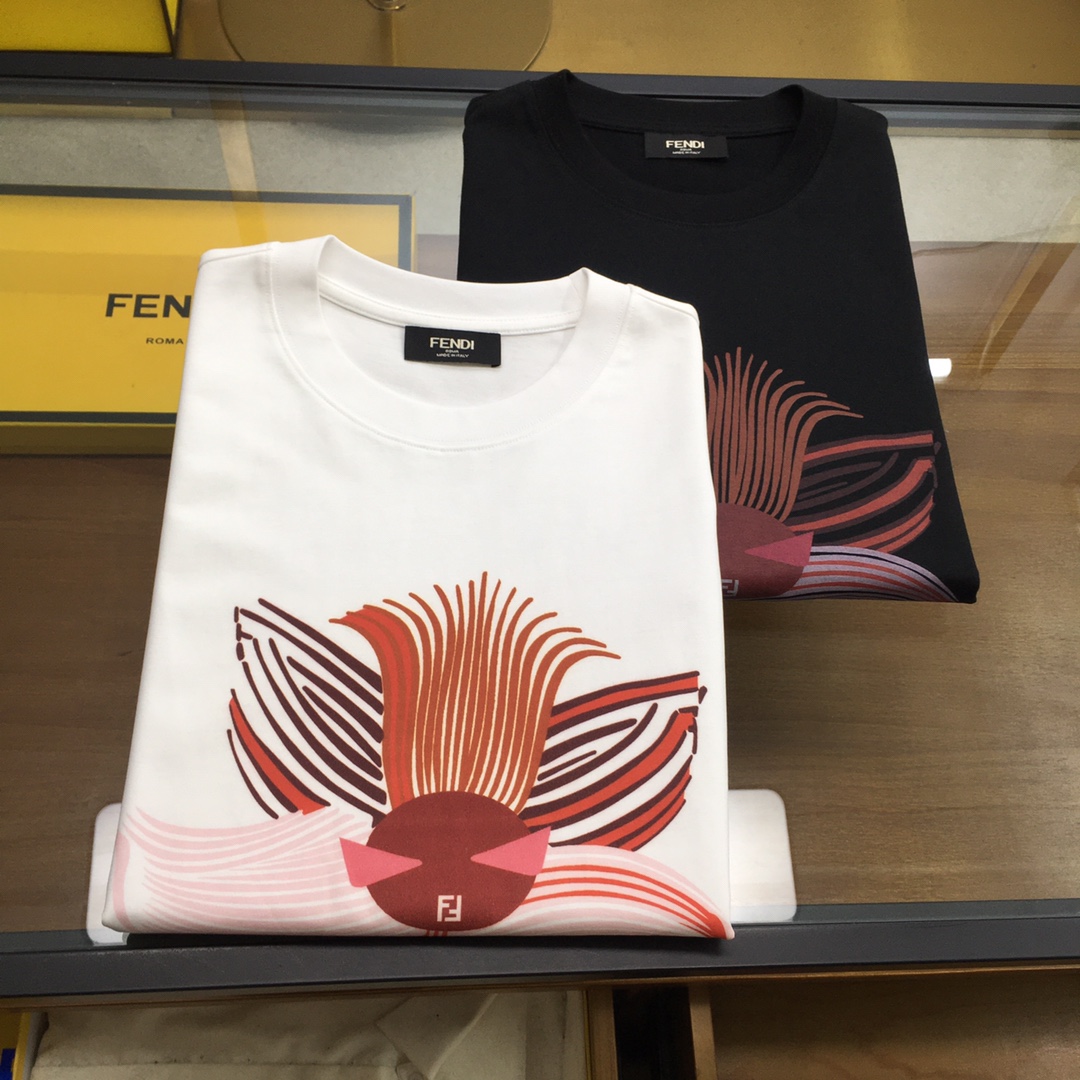 NO:499505,New product [Fend...] The latest short-sleeved round-neck T-shirt in the first spring and summer counter in 2025, high-end customization, avant-garde and fashionable design!  Brand logo heavy craft design, high-end customized mercerated cloud cotton fabric, soft feel, comfortable to wear, exquisite counter-level car line, fine workmanship, invincible and handsome upper body effect!  A must-have item for handsome men!  The color is shown in the figure. Code number M-3XL, fendi, T-shirt,tees, t-shirt,alexander wang19860909新品【Fend...】 2025春夏首发专柜最新款短袖圆领T恤 高端订制 设计前卫时尚！品牌logo重工艺设计 高端定制丝光云朵棉面料.手感柔软.穿着舒适.专柜级别精致车线.做工精细.上身效果无敌帅气！型男必备单品！ 颜色如图 码数M-3XL,,fendi,T-shirt,tees，t-shirt,alexander wang,Men's clothing