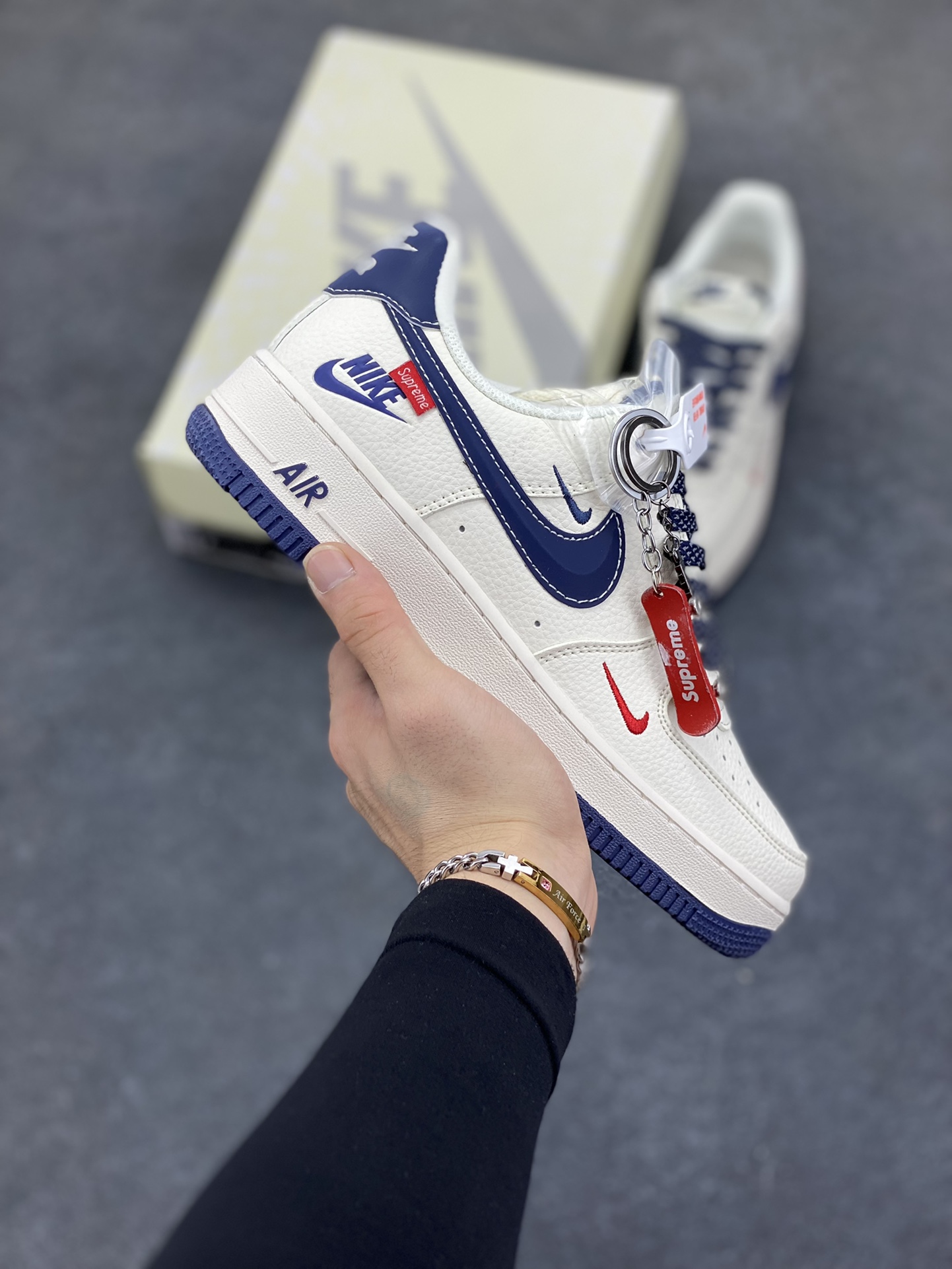 Nike Air Force 1 \’07 Low “Supreme联名——Nike米蓝勾”空军一号 低帮 运动鞋 休闲鞋 折边针车 工艺难度大 原楦头原纸板 原装鞋盒 定制五金配件 内置全掌气垫 原厂鞋底 货号:HH7518-071 尺码:36 36.5 37.5 38 38.5 39 40 40.5 41 42 42.5 43 44 44.5 45-选品中心