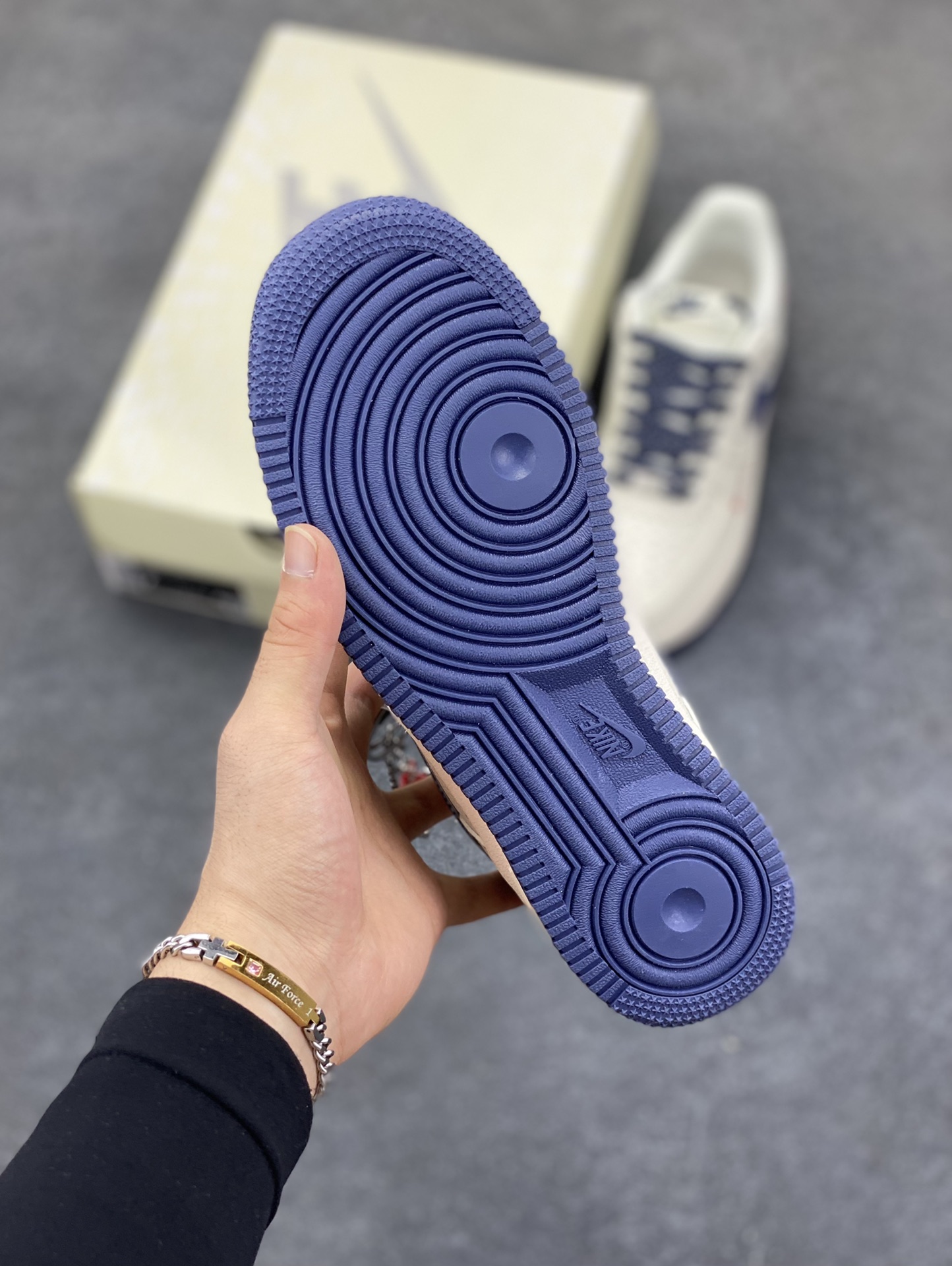 图片[5]-Nike Air Force 1 \’07 Low “Supreme联名——Nike米蓝勾”空军一号 低帮 运动鞋 休闲鞋 折边针车 工艺难度大 原楦头原纸板 原装鞋盒 定制五金配件 内置全掌气垫 原厂鞋底 货号：HH7518-071 尺码：36 36.5 37.5 38 38.5 39 40 40.5 41 42 42.5 43 44 44.5 45-选品中心