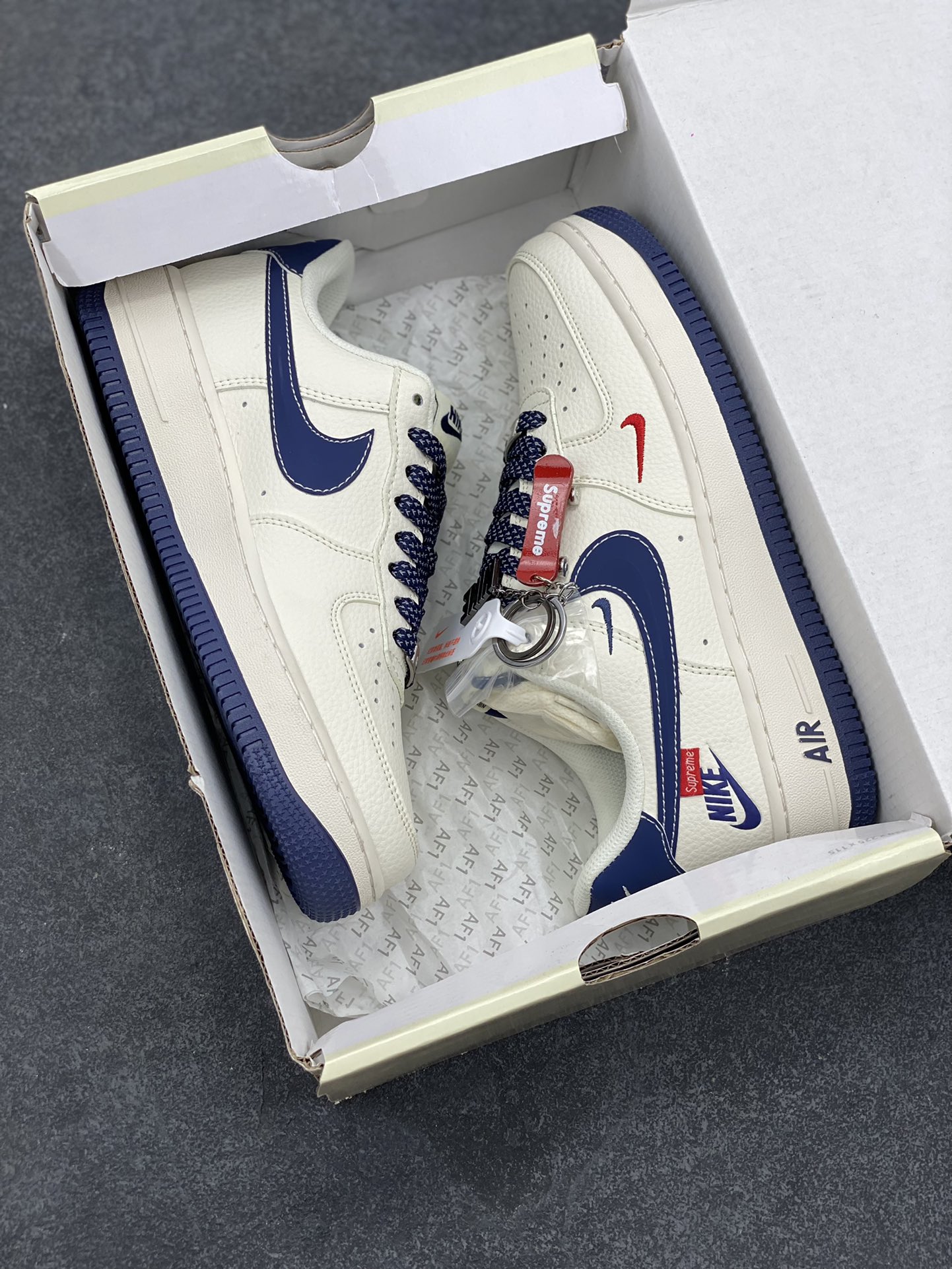 图片[9]-Nike Air Force 1 \’07 Low “Supreme联名——Nike米蓝勾”空军一号 低帮 运动鞋 休闲鞋 折边针车 工艺难度大 原楦头原纸板 原装鞋盒 定制五金配件 内置全掌气垫 原厂鞋底 货号：HH7518-071 尺码：36 36.5 37.5 38 38.5 39 40 40.5 41 42 42.5 43 44 44.5 45-选品中心