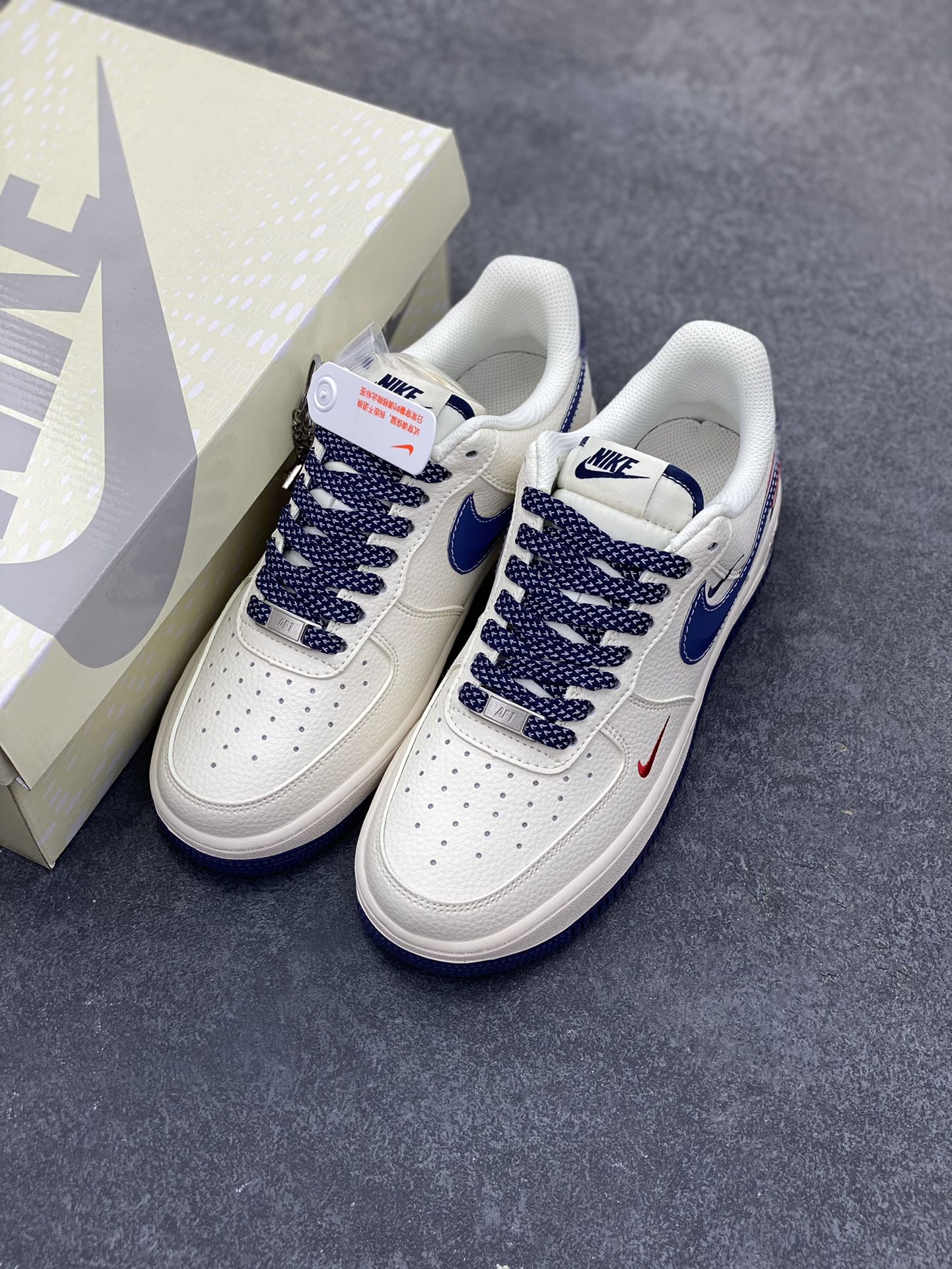 图片[8]-Nike Air Force 1 \’07 Low “Supreme联名——Nike米蓝勾”空军一号 低帮 运动鞋 休闲鞋 折边针车 工艺难度大 原楦头原纸板 原装鞋盒 定制五金配件 内置全掌气垫 原厂鞋底 货号：HH7518-071 尺码：36 36.5 37.5 38 38.5 39 40 40.5 41 42 42.5 43 44 44.5 45-选品中心