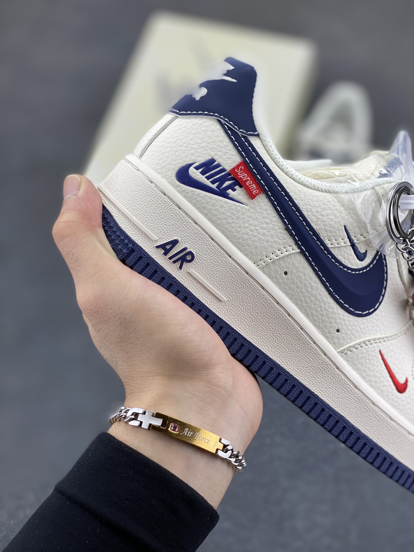 图片[6]-Nike Air Force 1 \’07 Low “Supreme联名——Nike米蓝勾”空军一号 低帮 运动鞋 休闲鞋 折边针车 工艺难度大 原楦头原纸板 原装鞋盒 定制五金配件 内置全掌气垫 原厂鞋底 货号：HH7518-071 尺码：36 36.5 37.5 38 38.5 39 40 40.5 41 42 42.5 43 44 44.5 45-选品中心