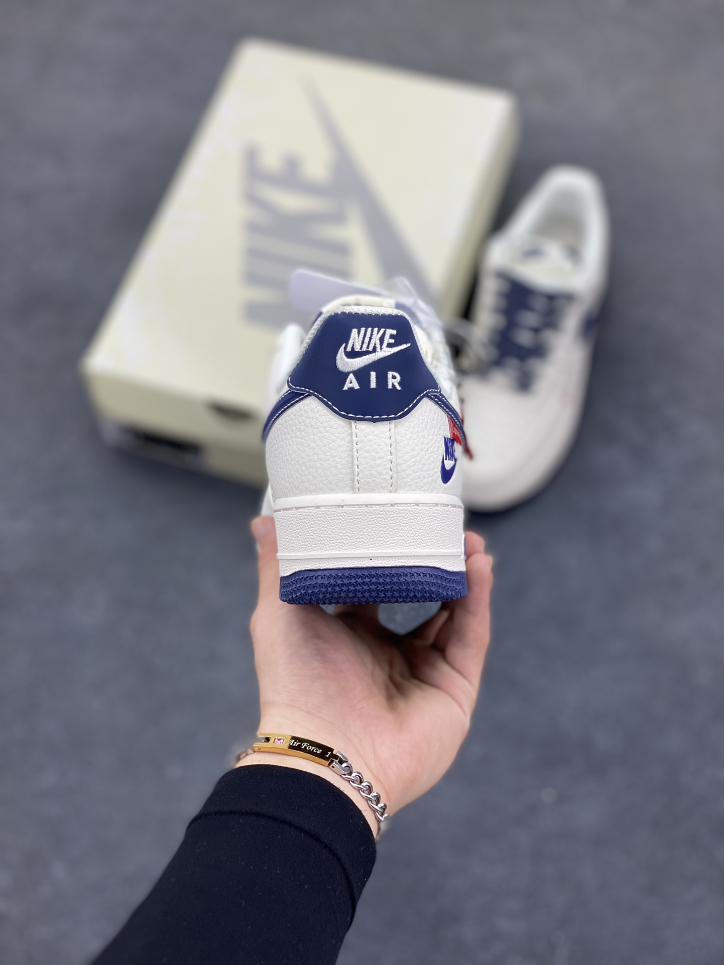图片[4]-Nike Air Force 1 \’07 Low “Supreme联名——Nike米蓝勾”空军一号 低帮 运动鞋 休闲鞋 折边针车 工艺难度大 原楦头原纸板 原装鞋盒 定制五金配件 内置全掌气垫 原厂鞋底 货号：HH7518-071 尺码：36 36.5 37.5 38 38.5 39 40 40.5 41 42 42.5 43 44 44.5 45-选品中心