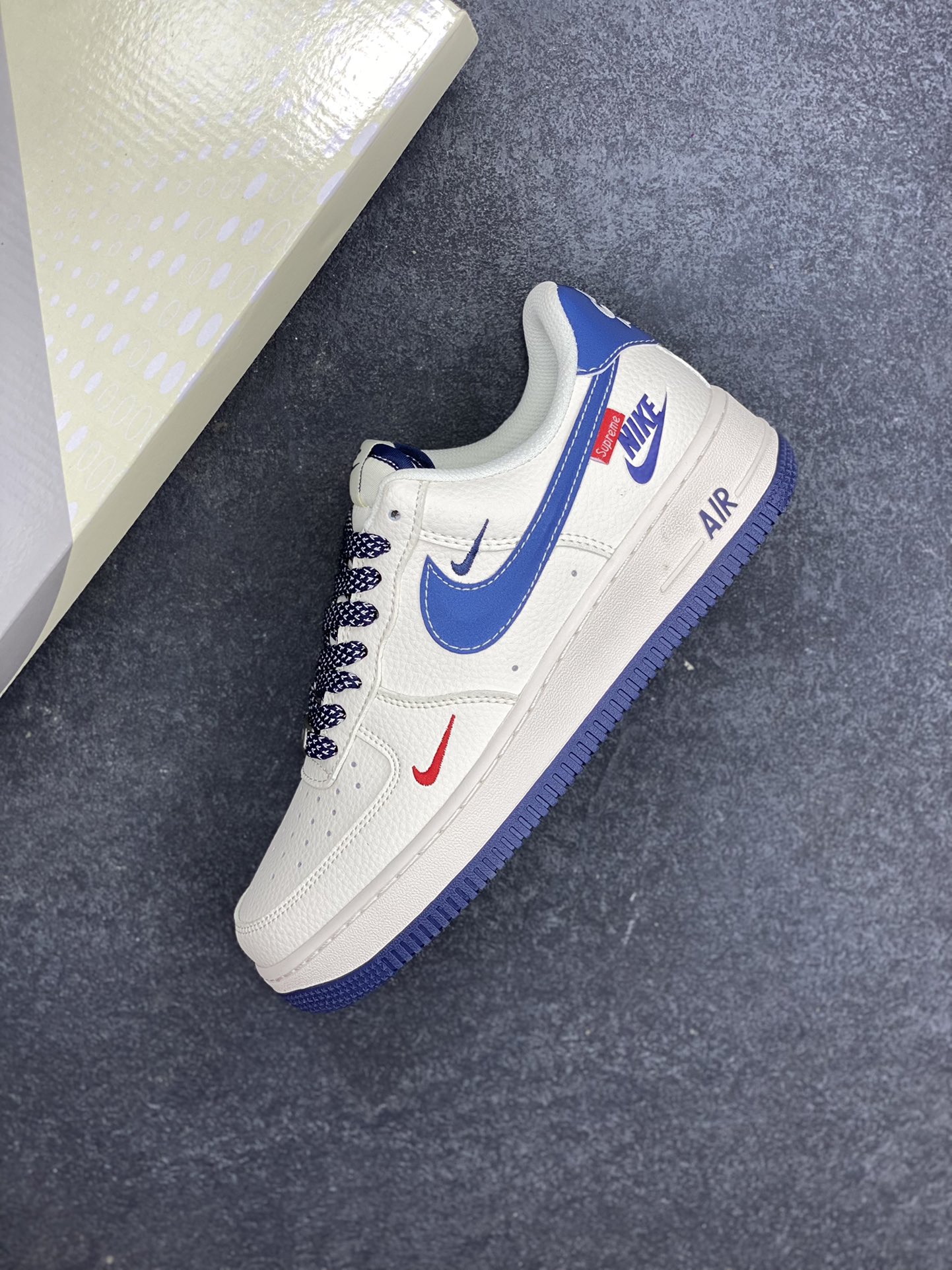 图片[7]-Nike Air Force 1 \’07 Low “Supreme联名——Nike米蓝勾”空军一号 低帮 运动鞋 休闲鞋 折边针车 工艺难度大 原楦头原纸板 原装鞋盒 定制五金配件 内置全掌气垫 原厂鞋底 货号：HH7518-071 尺码：36 36.5 37.5 38 38.5 39 40 40.5 41 42 42.5 43 44 44.5 45-选品中心