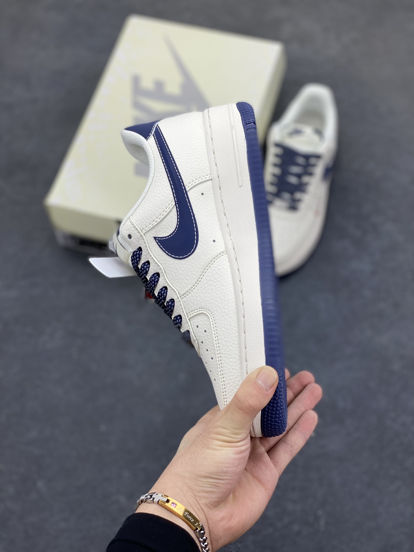 图片[3]-Nike Air Force 1 \’07 Low “Supreme联名——Nike米蓝勾”空军一号 低帮 运动鞋 休闲鞋 折边针车 工艺难度大 原楦头原纸板 原装鞋盒 定制五金配件 内置全掌气垫 原厂鞋底 货号：HH7518-071 尺码：36 36.5 37.5 38 38.5 39 40 40.5 41 42 42.5 43 44 44.5 45-选品中心