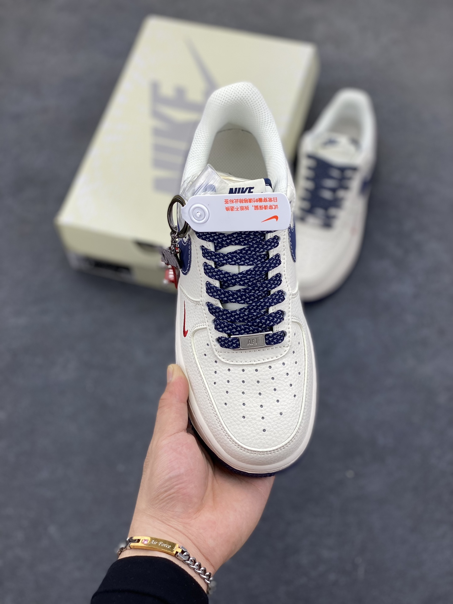 图片[2]-Nike Air Force 1 \’07 Low “Supreme联名——Nike米蓝勾”空军一号 低帮 运动鞋 休闲鞋 折边针车 工艺难度大 原楦头原纸板 原装鞋盒 定制五金配件 内置全掌气垫 原厂鞋底 货号：HH7518-071 尺码：36 36.5 37.5 38 38.5 39 40 40.5 41 42 42.5 43 44 44.5 45-选品中心