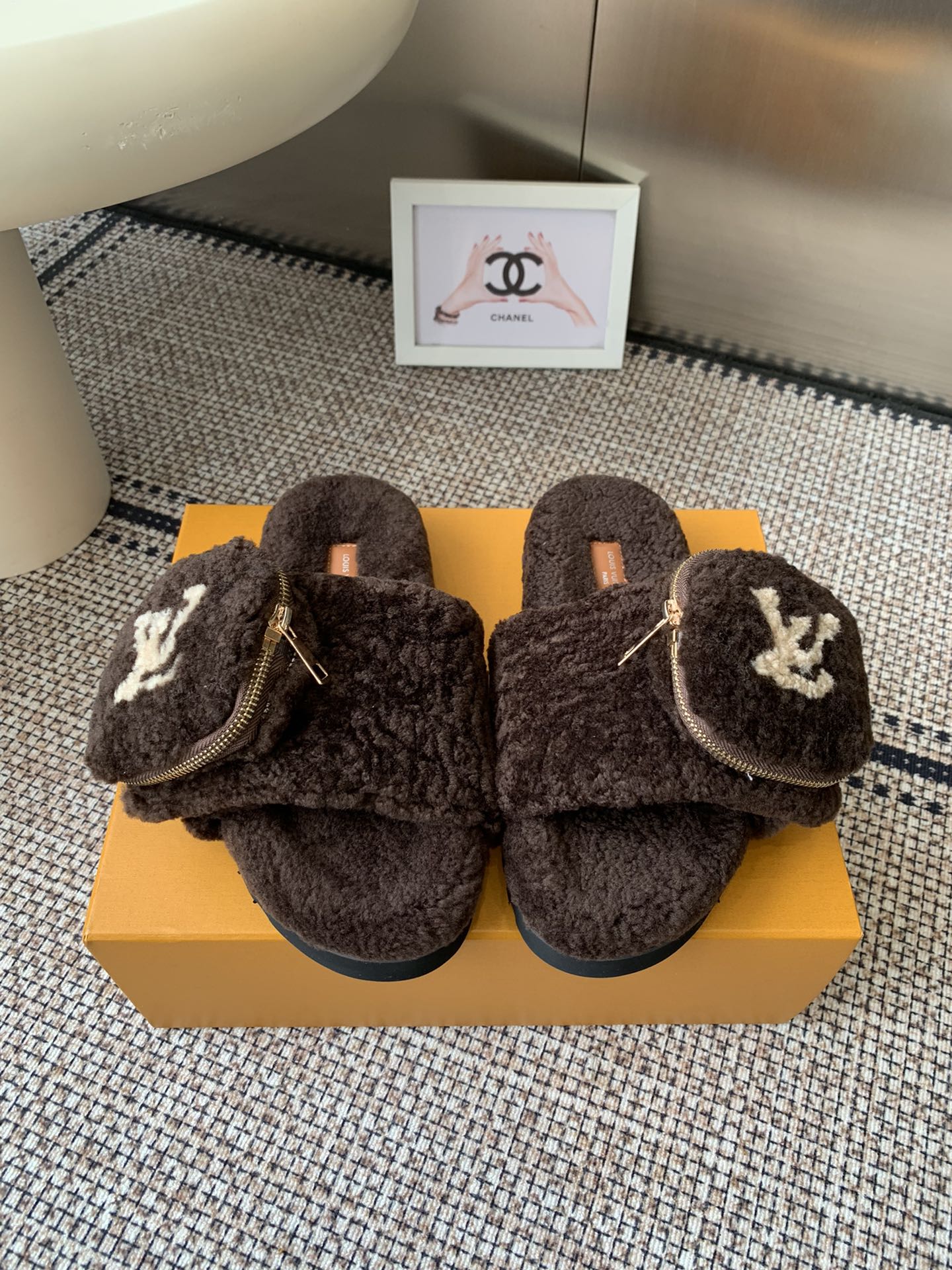 NO:511740,Louis vuitton 2025 new wool slippers Velcro bag lazy slippers Top quality pure fur and straight fur! Super warm feeling, it feels like stepping on clouds when worn. LV classic old-fashioned decoration, exquisite and high-end! Let the price of this pair of hair increase sharply! The sole is an original molded EVA foamed and non-slip sole, which is very easy to wear and does not slip. Moreover, the sole has a certain thickness and excellent comfort! Upper wool LV wool bag, inner lining original imported wool, foot pad original imported wool, large sole original mold foam sole, packaging original full set of drawer boxes, size 35-40 (40, 41, customization, no return or exchange), fur shoes and slippers, louis vuitton, louis vuitton, slippers19860909Louis vuitton 2025 新款羊毛拖鞋魔术贴包包懒人拖鞋 頂级品质纯皮毛一体直毛打造！超温暖的感觉,穿上仿佛踩在云朵上 LV经典老花装饰,精致高级！让这双毛拖身价陡增！鞋底是原版开模的EVA发泡防滑大底,非常好穿不打滑,而且鞋底有一定厚度,舒适度极佳！ 鞋面羊毛LV羊毛包包 内里原版进口羊毛 垫脚原版进口羊毛 大底原版开模发泡底 包装原版全套抽屉盒 码数35-40（40、41、定制不退换）,毛毛鞋拖鞋,louis vuitton,louis vuitton,slippers,Women's Shoes