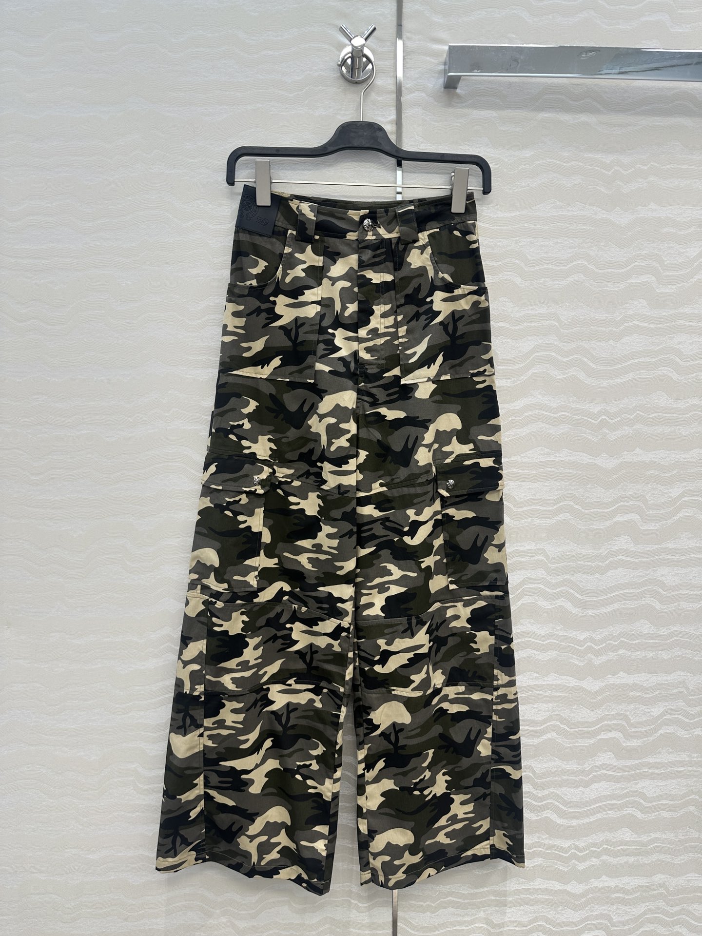 “Exclusive One-Size-Fits-All Female Suit with Metal Buttons and Pure Cotton Fabric”