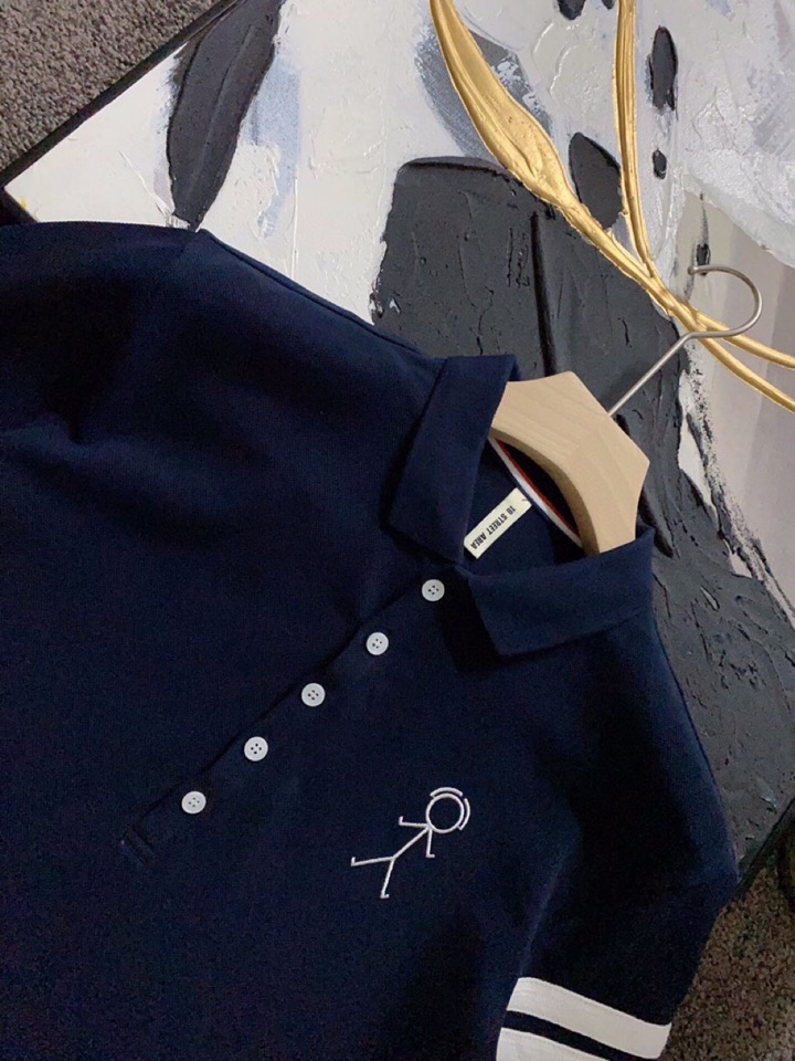 Title: THOM BROWNE Monochrome Spring Suit Collection Summary Summary: THOM BROWNE’s latest spring suit collection features monochrome designs with unique details in blue, white, and gray - 图片 5