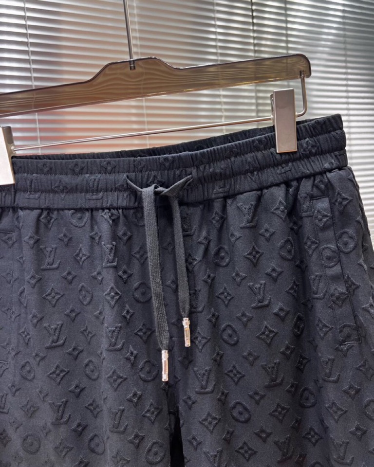 Louis Vuitton Tweed Shorts Collection: 80 Pairs of Tweezers, Florist Creations, and Stunning Summer Views - 图片 4