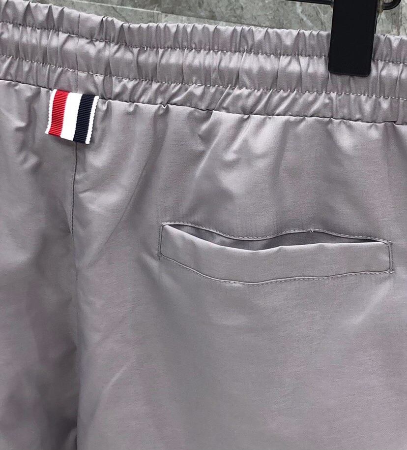 “THOM BROWNE Classic Four-Bared Sandal Shorts in Gray, Tibetan Cyan, White, and Orange” - 图片 4