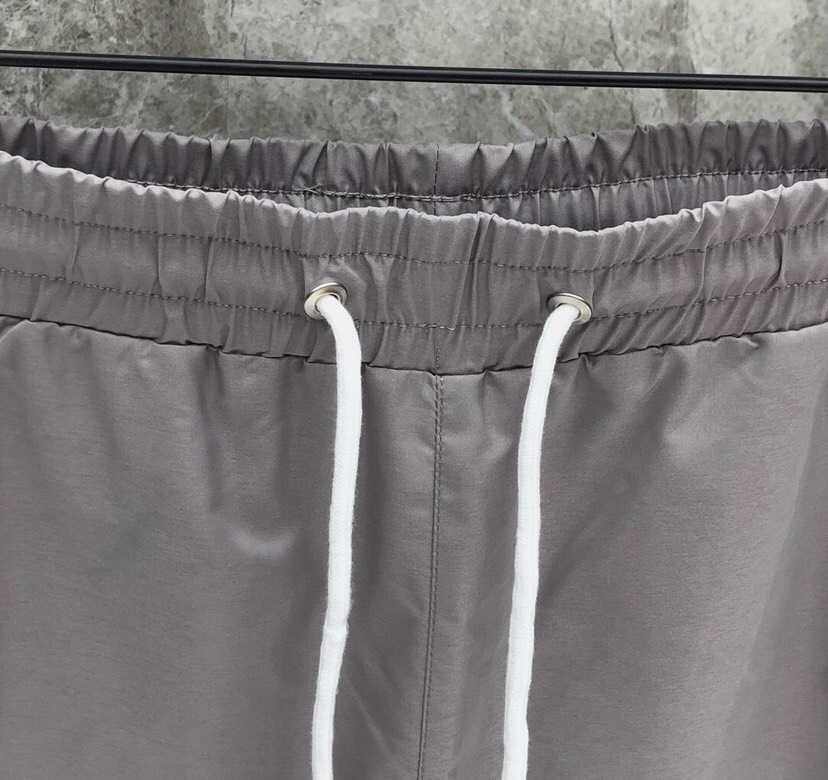 “THOM BROWNE Classic Four-Bared Sandal Shorts in Gray, Tibetan Cyan, White, and Orange” - 图片 3