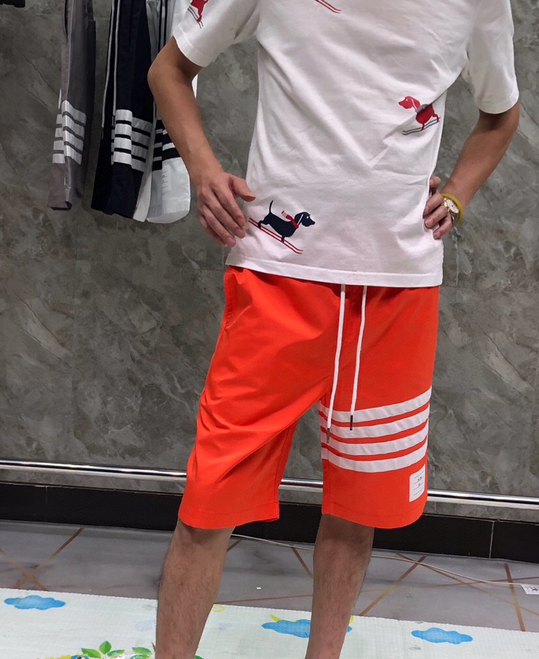 “THOM BROWNE Classic Four-Barred Sandal Shorts in Gray, Tibetan Cyan, White, and Orange” - 图片 4