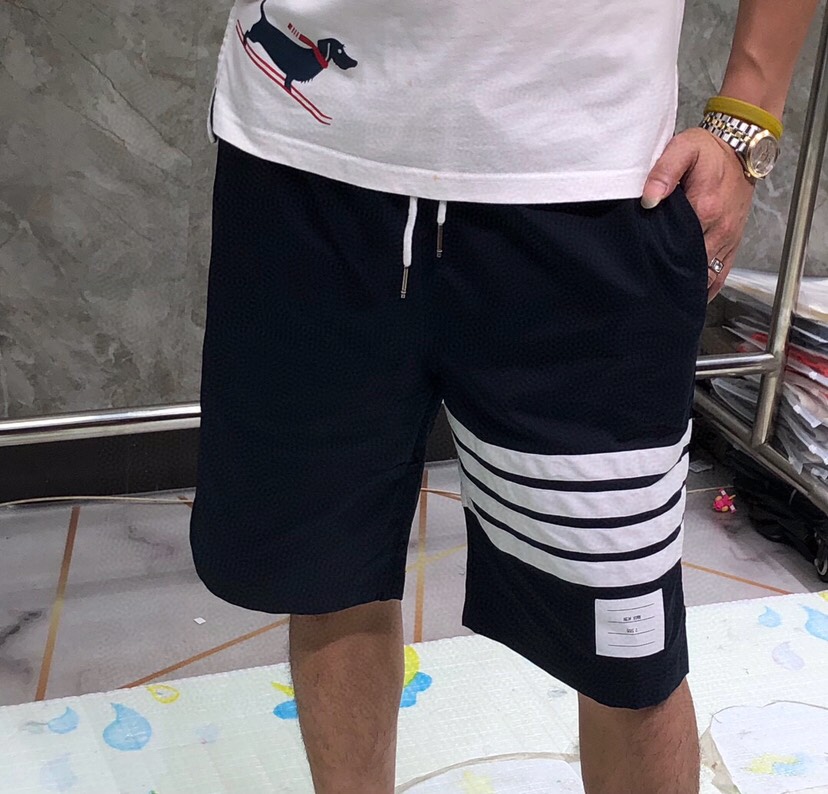 “THOM BROWNE Classic Four-Barred Sandal Shorts in Gray, Tibetan Cyan, White, and Orange” - 图片 1