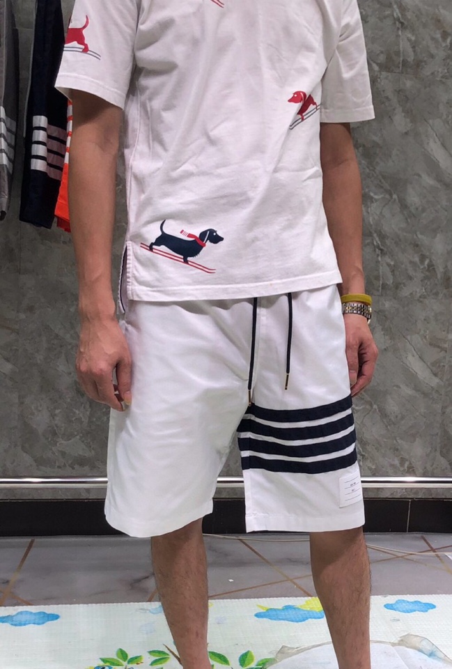 “THOM BROWNE Classic Four-Barred Sandal Shorts in Gray, Tibetan Cyan, White, and Orange” - 图片 3