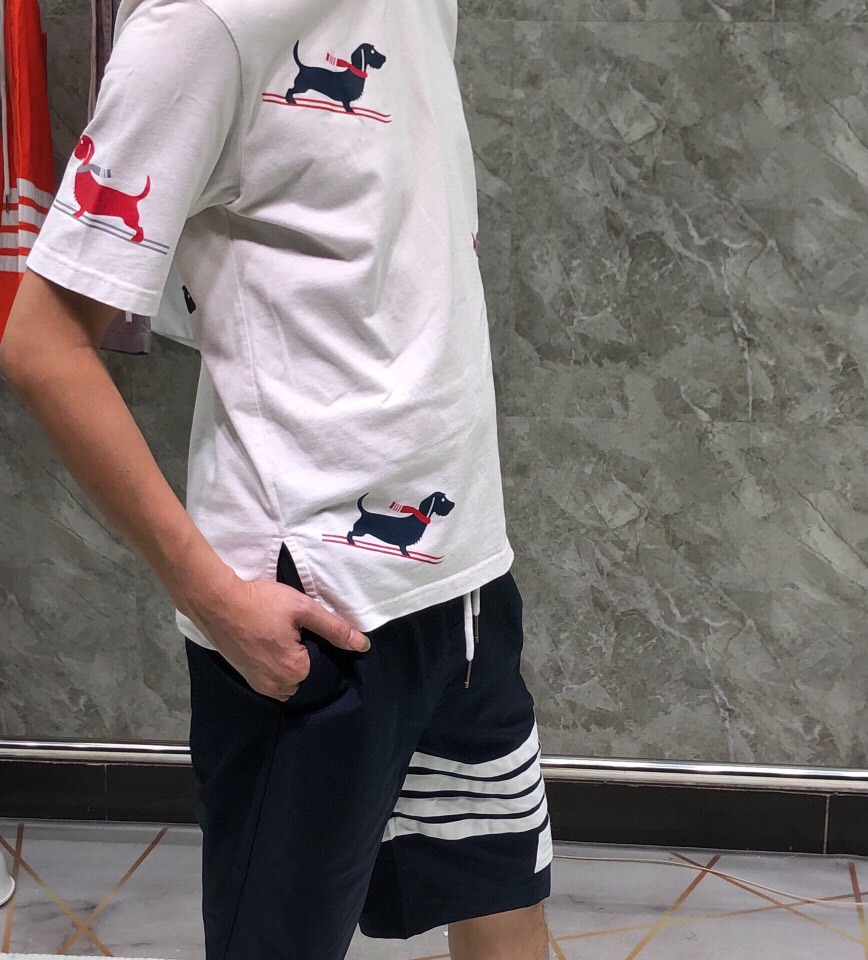 “THOM BROWNE Classic Four-Barred Sandal Shorts in Gray, Tibetan Cyan, White, and Orange” - 图片 5
