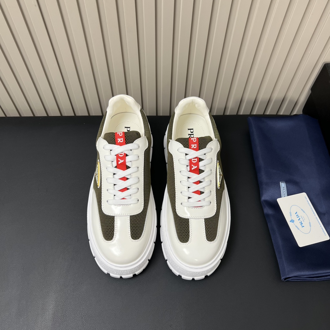 Prada Baskets de sport pour hommes en cuir et maille avec logo triangulaire