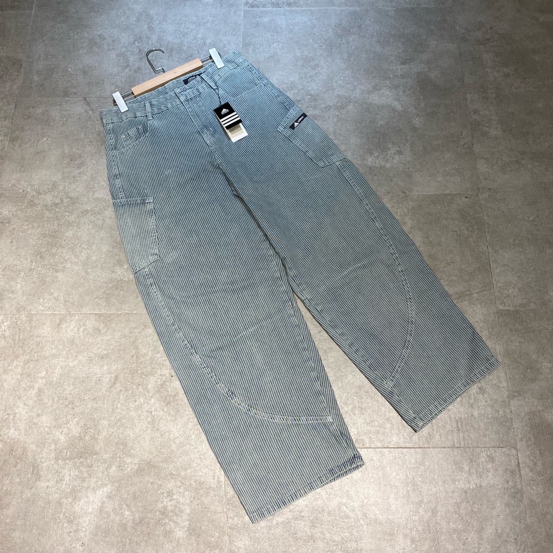 💰110
Adidas阿迪达斯 重磅绣标复古条纹阔腿宽松牛仔长裤情侣款
Color: 复古蓝  Size: M-XL
M 腰围76 臀围116 裤长102 (cm）
L 腰围80 臀围120 裤长103 (cm）
XL 腰围84 臀围124 裤长104 (cm）