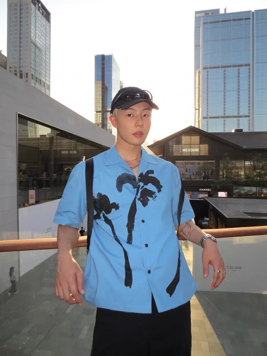 💰80
Balenciaga巴黎世家 凉感面料西海岸短袖衬衫情侣款
Color: 蓝色  Size: M-XL
M 肩宽50 胸围106 衣长66 (cm）
L 肩宽51 胸围110 衣长67 (cm）
XL 肩宽52 胸围114 衣长68 (cm)