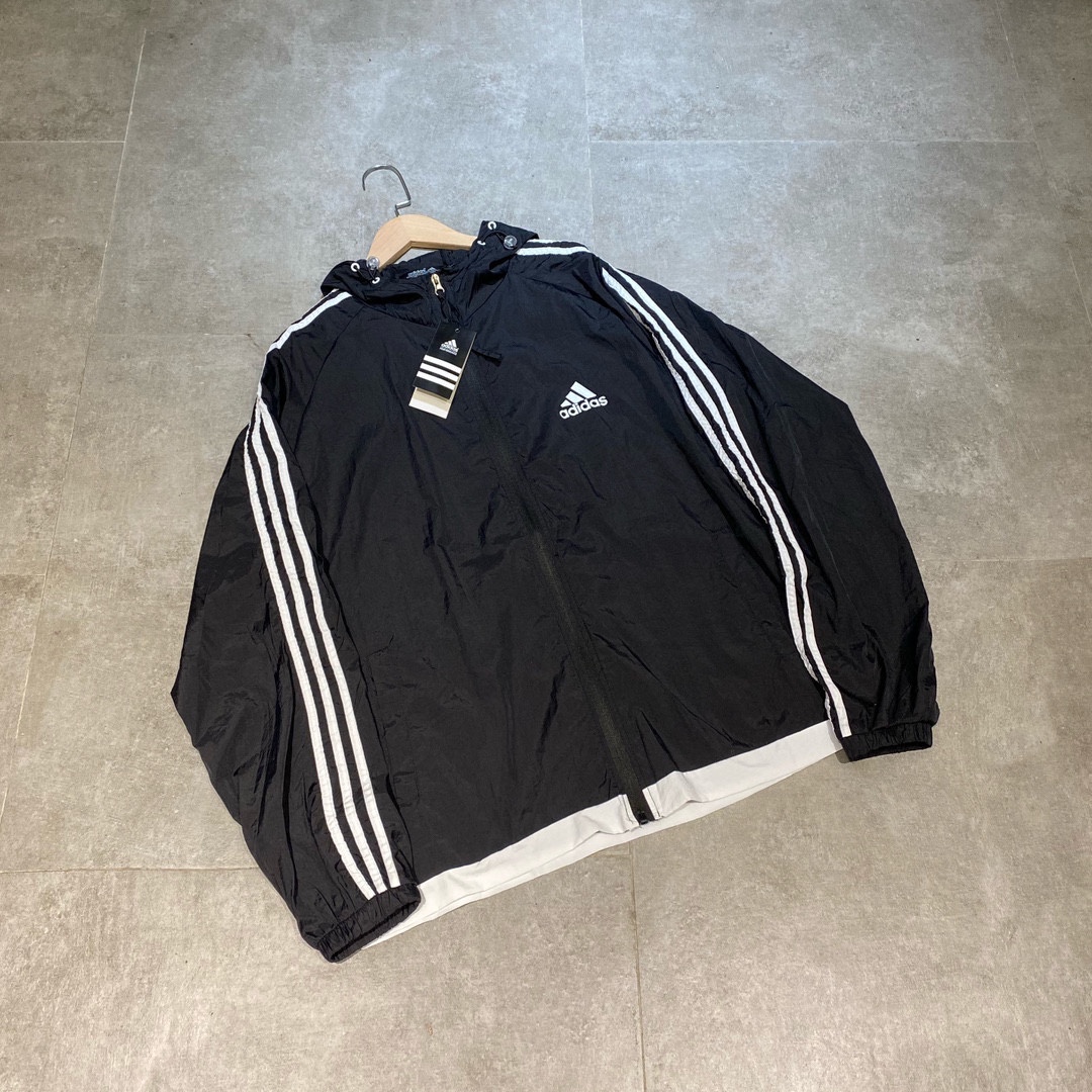 💰85
Adidas阿迪达斯 防晒衣薄款皱感侧边三条杠冲锋衣连帽运动拉链抽绳机能落肩外套情侣款
Color: 黑色  Size: M-XL
M  胸围112 衣长71 (cm）
L  胸围116 衣长72 (cm）
XL 胸围120 衣长73 (cm)