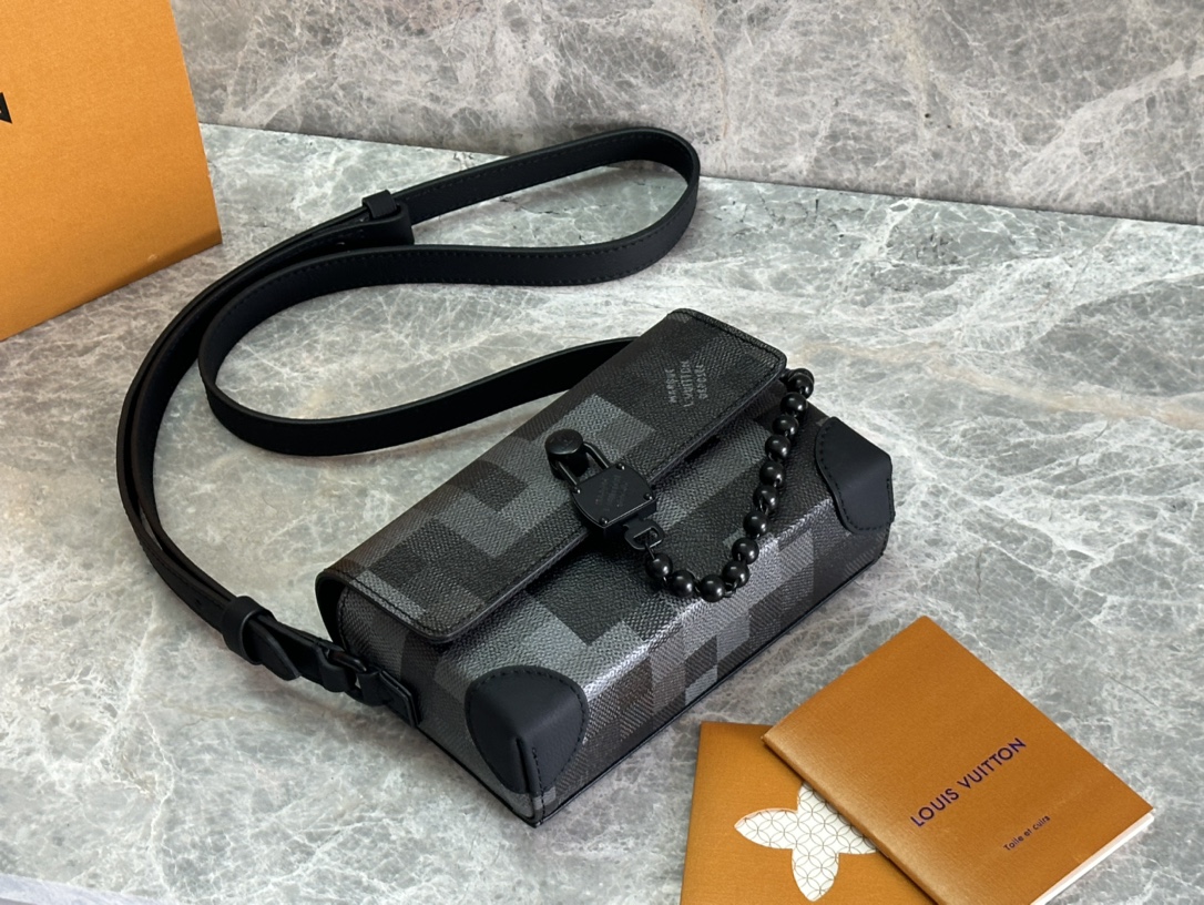 P ¥450 【163C01动态芯片】 顶级 本款Steamer迷你手袋以Damoflage Black涂层帆布呈现Pharrell Williams的俊逸考究设计。像素化Damier Graphite图案营造摩登观感。方形锁扣衔接工致珠链,可调节肩带实现肩背和斜挎。型号:14923 尺寸:18x11x6.5厘米(长度x高x宽)