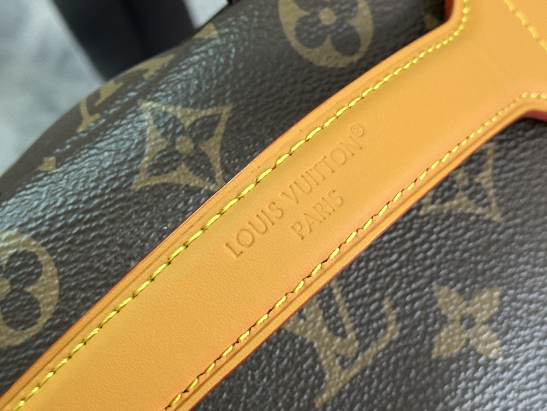 P ¥550 【163C01动态芯片】 💥顶级原单💫✅原单五金🍡本款 Discovery Cargo 双肩包为 Monogram 帆布融入做旧牛皮革饰边及沉稳织物内衬,以俊朗格调升级日常造型。充裕空间,工装前袋便于存放各种物品,内贴袋令手机和钱夹轻松随行。型号:M25979 尺寸:30.0 x 39.0 x 19.0 厘米 (长 x 高 x 宽)