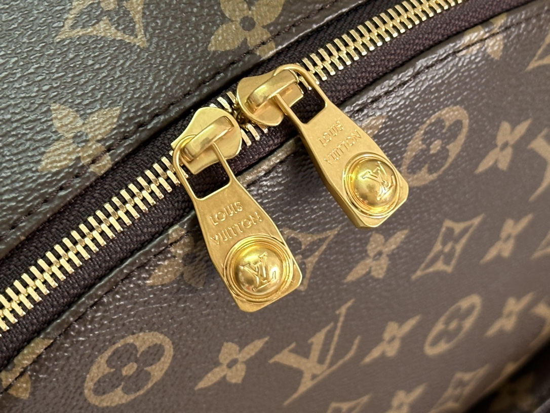 P ¥550 【163C01动态芯片】 💥顶级原单💫✅原单五金🍡本款 Discovery Cargo 双肩包为 Monogram 帆布融入做旧牛皮革饰边及沉稳织物内衬,以俊朗格调升级日常造型。充裕空间,工装前袋便于存放各种物品,内贴袋令手机和钱夹轻松随行。型号:M25979 尺寸:30.0 x 39.0 x 19.0 厘米 (长 x 高 x 宽)