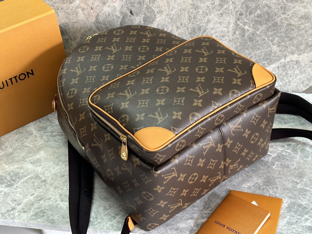 P ¥550 【163C01动态芯片】 💥顶级原单💫✅原单五金🍡本款 Discovery Cargo 双肩包为 Monogram 帆布融入做旧牛皮革饰边及沉稳织物内衬,以俊朗格调升级日常造型。充裕空间,工装前袋便于存放各种物品,内贴袋令手机和钱夹轻松随行。型号:M25979 尺寸:30.0 x 39.0 x 19.0 厘米 (长 x 高 x 宽)