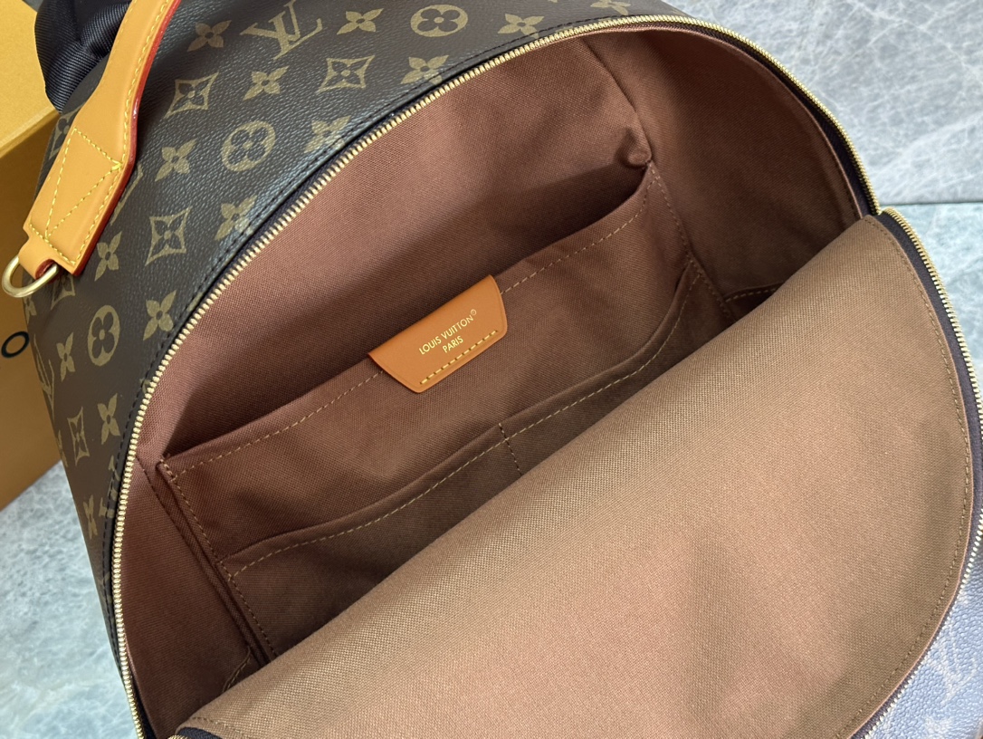 P ¥550 【163C01动态芯片】 💥顶级原单💫✅原单五金🍡本款 Discovery Cargo 双肩包为 Monogram 帆布融入做旧牛皮革饰边及沉稳织物内衬,以俊朗格调升级日常造型。充裕空间,工装前袋便于存放各种物品,内贴袋令手机和钱夹轻松随行。型号:M25979 尺寸:30.0 x 39.0 x 19.0 厘米 (长 x 高 x 宽)