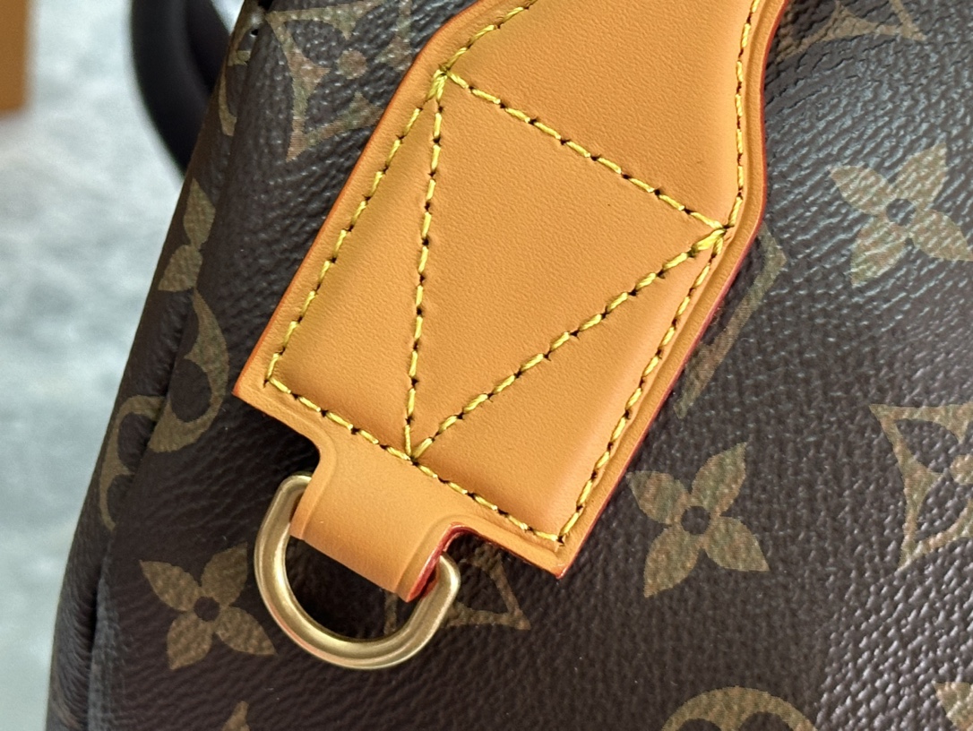 P ¥550 【163C01动态芯片】 💥顶级原单💫✅原单五金🍡本款 Discovery Cargo 双肩包为 Monogram 帆布融入做旧牛皮革饰边及沉稳织物内衬,以俊朗格调升级日常造型。充裕空间,工装前袋便于存放各种物品,内贴袋令手机和钱夹轻松随行。型号:M25979 尺寸:30.0 x 39.0 x 19.0 厘米 (长 x 高 x 宽)