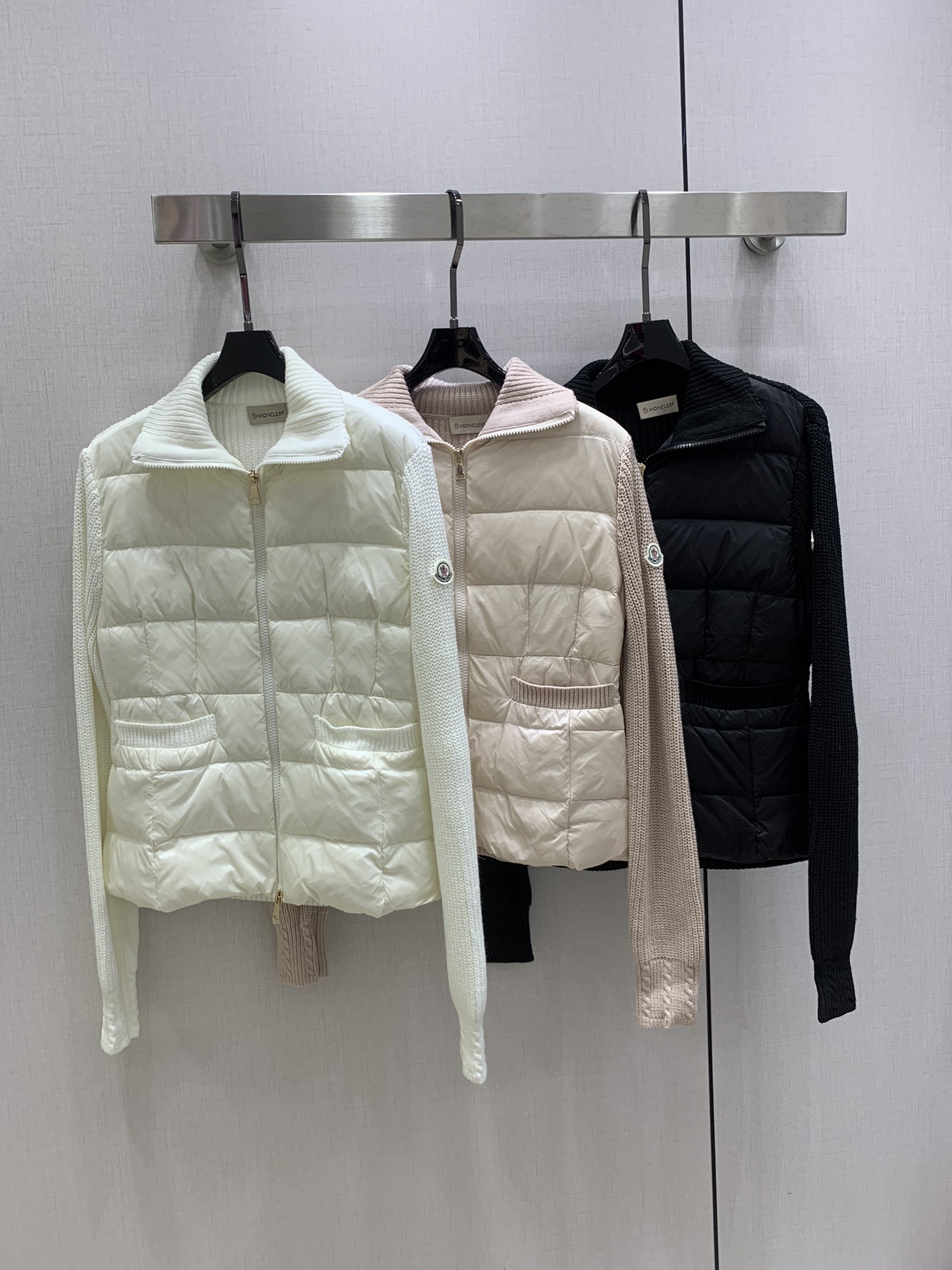NO:506750,Highly recommended with dust bag MON* early autumn new style Lapel zipper long-sleeved jacket Overall warmth full, regular style Casual and fashionable, classic logo perfect embellishment Three colors SMLXL code High quality AB,, jackets & coats, alexander wang19860909配防尘袋强烈推荐 MON*早秋新款 翻领拉链长袖外套 整体保暖效果拉满,常规款式 休闲时尚,经典logo完美点缀 三个色 SMLXL码 高品质AB,,jackets & coats,alexander wang,Women's clothing