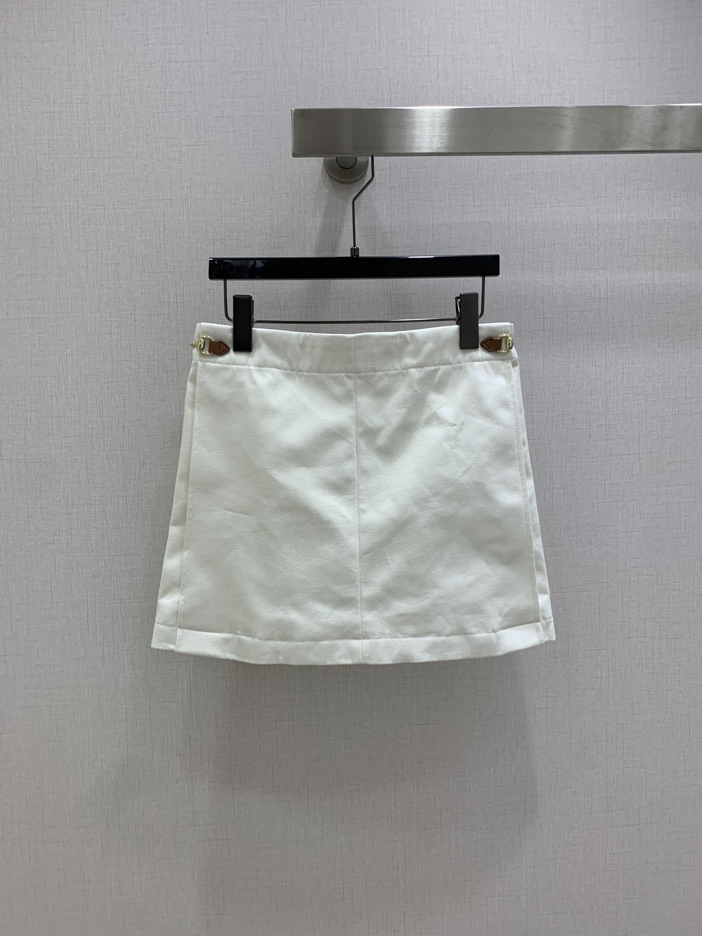 NO:496118,Highly recommended GUC*2025 early autumn new style, lapel sleeveless vest jacket zipper pocket skirt, separate batches, simple and atmospheric vest cover, very high-end imported texture, carefully look at the details, the color is super straight and the upper body is very cool, clean and elegant, enhance temperament~~ completely according to the level of high-quality ready-to-wear, you can't help but love, temperament MM must be included in one color SML code, high-quality skirt ABC,,gucci,skirts,jackets & coats,alexander wang19860909强烈推荐 GUC*2025早秋新款 翻领无袖马甲外套拉链口袋半裙 分开批 简洁大气的马甲套 非常高级的进口质地 仔细看细节 颜色超正上身非常飒爽 干净有品 提气质~~完全按照高定成衣水准 无法不爱 气质MM必入 一个色 SML码 高品 半裙ABC,,gucci,skirts,jackets & coats,alexander wang,Women's clothing