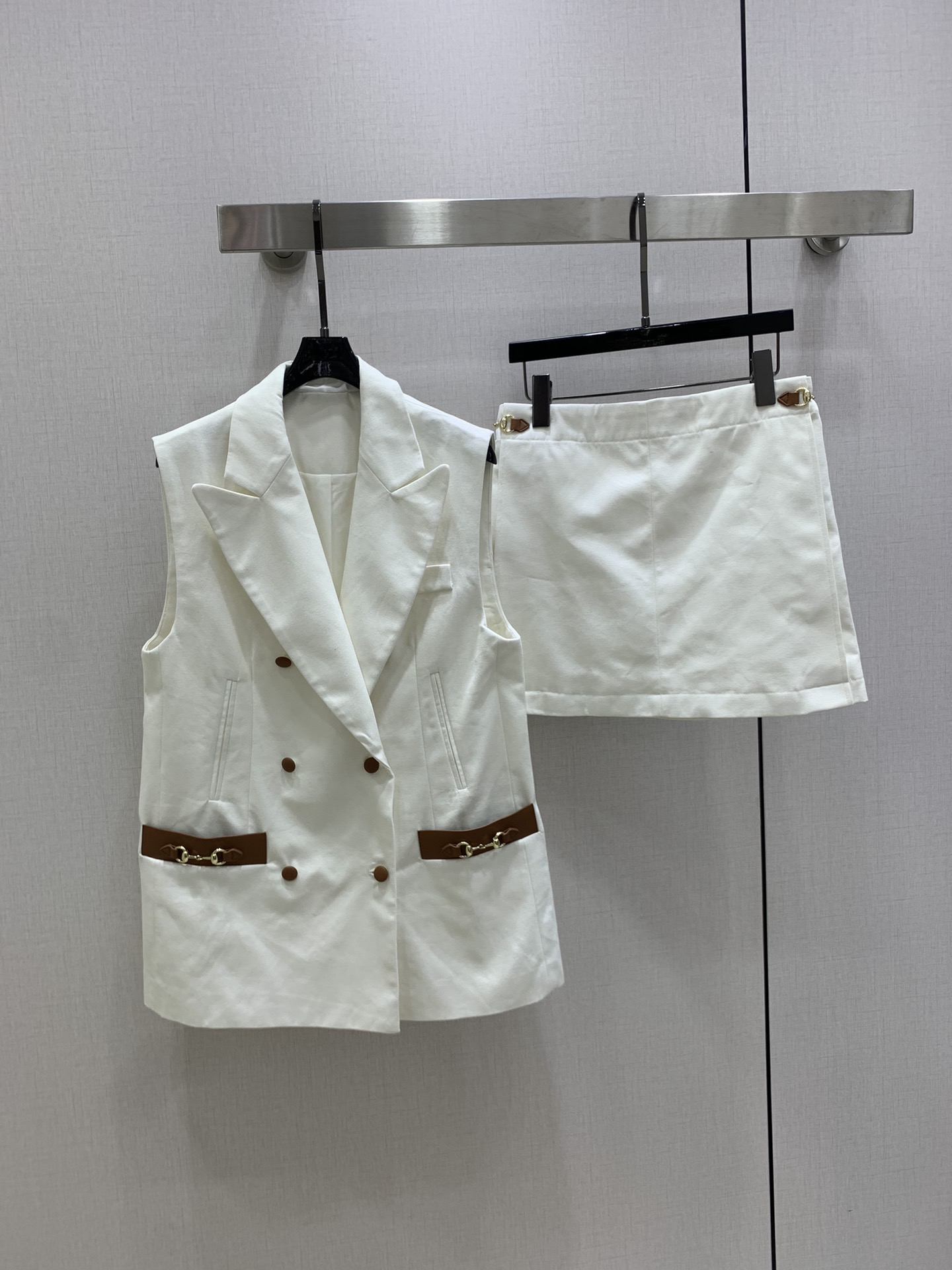 NO:496132,Highly recommended GUC*2025 early autumn new style, lapel sleeveless vest jacket zipper pocket skirt, separate batches, simple and atmospheric vest cover, very high-end imported texture, carefully look at the details, the color is super straight and the upper body is very cool, clean and elegant, improve temperament~~ completely according to the level of high-quality clothing, you can't help but love, temperament MM must be included in one color SML code, high-quality horse,, gucci, skirts, jackets & coats, alexander wang19860909强烈推荐 GUC*2025早秋新款 翻领无袖马甲外套拉链口袋半裙 分开批 简洁大气的马甲套 非常高级的进口质地 仔细看细节 颜色超正上身非常飒爽 干净有品 提气质~~完全按照高定成衣水准 无法不爱 气质MM必入 一个色 SML码 高品质马,,gucci,skirts,jackets & coats,alexander wang,Women's clothing