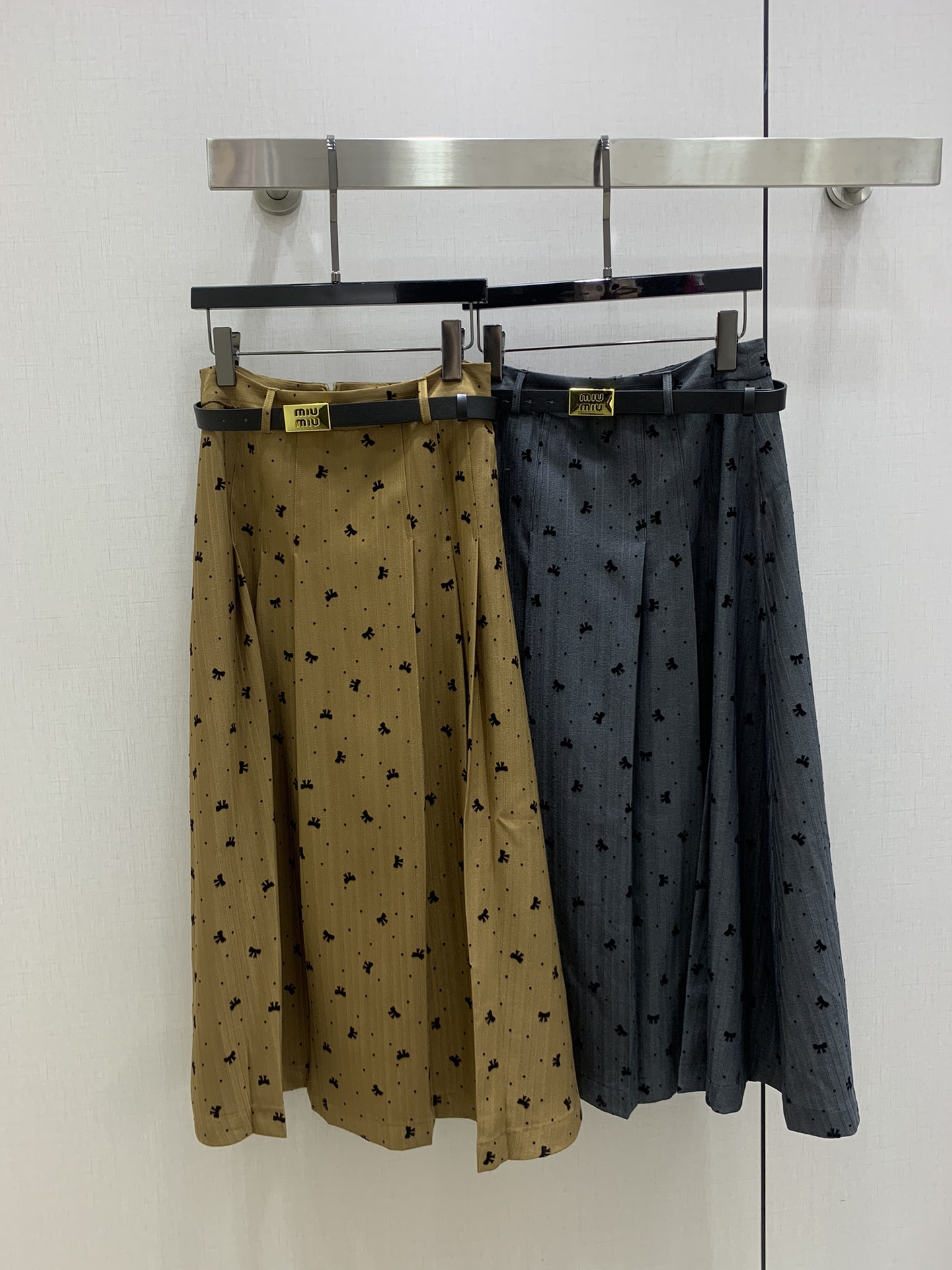 NO:500774,Highly recommended MIU*2025 early autumn new style, pleated printed belt long skirt, comfortable and stylish texture, elegant and elegant design, everyday OL can be worn to interpret classic British fashion, a timeless item, everything can be perfectly controlled ~ high-end ready-to-wear method, the details are so beautiful, the texture is great!  !  Age-reducing fashion, casual girlish feeling, strongly recommended!  Two colors SML code high quality ABC, miumiu, skirts, alexander wang19860909强烈推荐 MIU*2025早秋新款 百褶印花腰带长半裙 质感舒适又有型 优雅气质设计 日常OL都可穿搭演绎经典英伦时尚 一款永不过时的单品 各种都能完美驾驭～高级成衣做法,细节美到爆 质感棒棒哒！！ 减龄 时尚 休闲少女感,强推！两个色 SML码 高品质ABC,,miumiu,skirts,alexander wang,Women's clothing