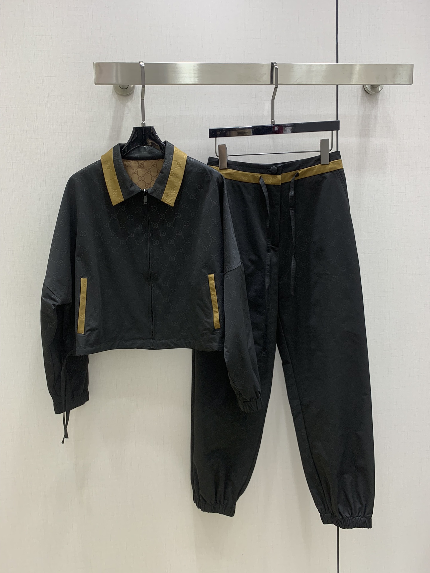 NO:492803,Highly recommended GUC* early autumn new style, lapel zipper trousers set, another favorite of fashion experts!  Exquisite details, every piece is full of surprise. Casual suit, high-end fashion craftsmanship, outstanding style, no pick on body shape, practical and versatile. Combination of comfort and function, strong push. Two colors SML code, high-quality ABC,,gucci,alexander wang19860909强烈推荐 GUC*早秋新款 翻领拉链长裤套装 又一款时尚达人的心头好！细节精致 每一件到手都是惊喜满溢 休闲套装 高级时装工艺 版型绝绝子 不挑身材 实用百搭 舒适与功能相结合,强推入手.两个色 SML码 高品质ABC,,gucci,alexander wang,Women's clothing