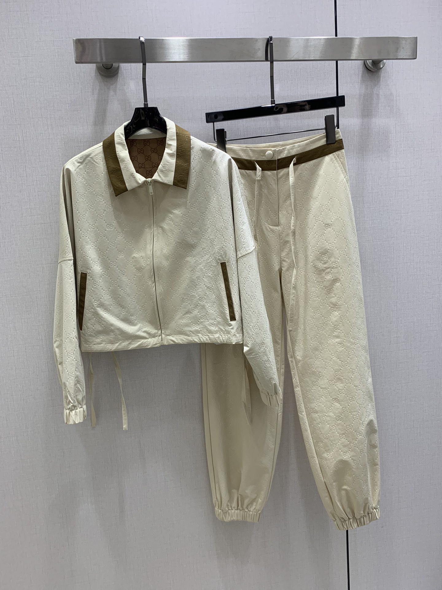 NO:492819,Highly recommended GUC* early autumn new style, lapel zipper trousers set, another favorite of fashion experts!  Exquisite details, every piece is full of surprise. Casual suit, high-end fashion craftsmanship, outstanding style, no pick on body shape, practical and versatile. Combination of comfort and function, strong push. Two colors SML code, high-quality ABC,,gucci,alexander wang19860909强烈推荐 GUC*早秋新款 翻领拉链长裤套装 又一款时尚达人的心头好！细节精致 每一件到手都是惊喜满溢 休闲套装 高级时装工艺 版型绝绝子 不挑身材 实用百搭 舒适与功能相结合,强推入手.两个色 SML码 高品质ABC,,gucci,alexander wang,Women's clothing