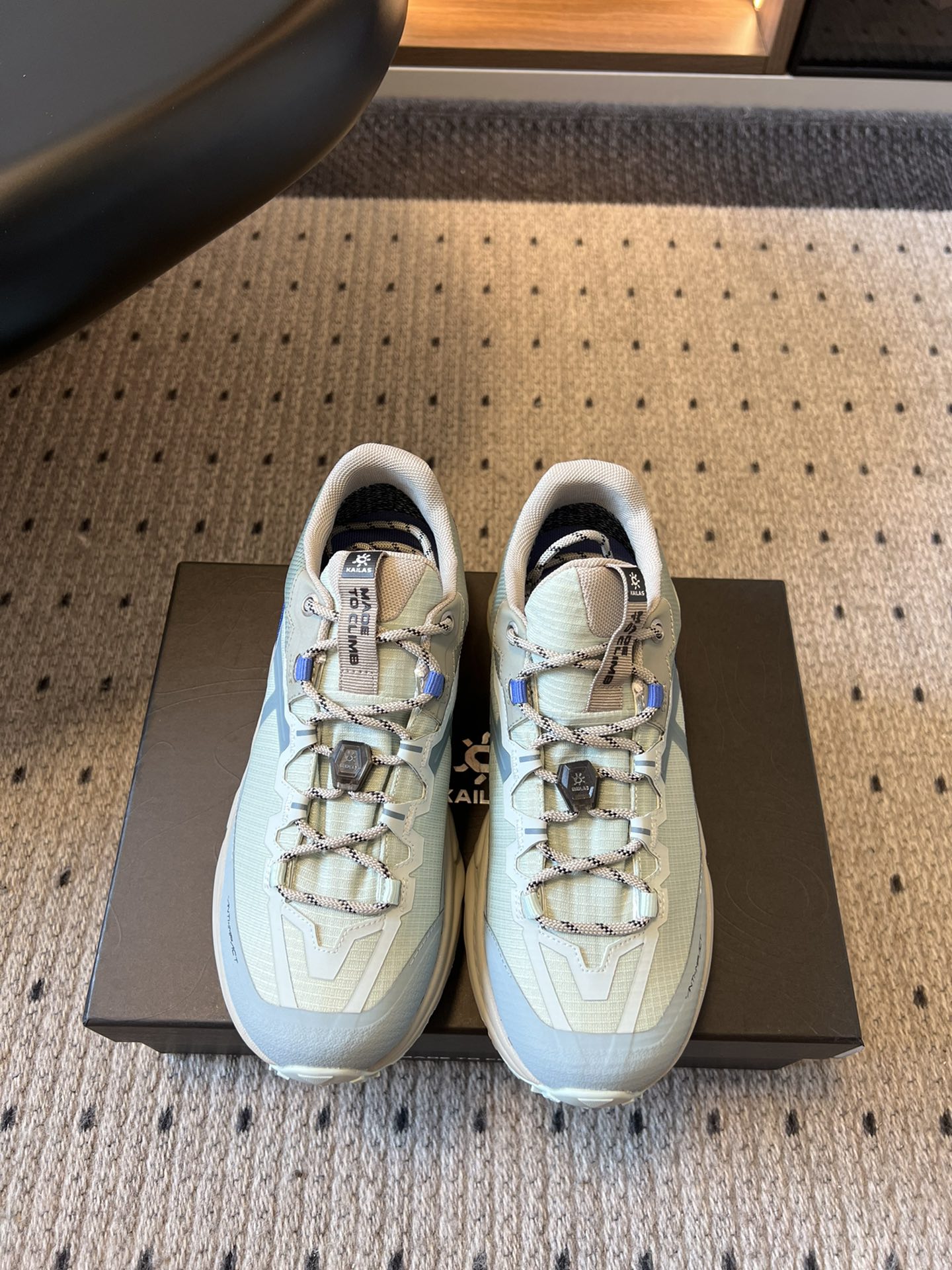 NO:481392,KAILA* Kaileshi Mountain Walk 2 GTX shock-absorbing cross-country running shoes This time, the design is reconstructed by sharp ridge lines, and the midsole is undulating in the shape of mountains. The body is dyed with black, gray and silver, awakening the 'power of loneliness' between sand and gravel. The sole is equipped with VIBRAM MEGAGRIP wetland anti-slip sole. The LITEBASE version has a lighter foot feeling, which is more suitable for cross-country running. In addition, the sole is also equipped with the unique pattern of Kaileshi 'Tax angle triangular flower' design, and the thickness of 4mm can also help runners better lock the ground in mountainous sections where the situation changes. The shoe body is equipped with the 'GAITER HOLDER TPU' exoskeleton joint stabilization system, and the TPU on both sides of the inside and outside.  The plate locks the ankle position, making every step more stable. In addition, the lightweight EVA foam material of the cushioning layer can reduce the weight of the shoe by 20, bringing a more comfortable foot feeling. The upper adopts the 'JACQUARD' engineering mesh, which is characterized by thinness and breathability, and the overall braid is more delicate and woven to enhance the support of the upper. In addition, the shoe adopts a BOA adaptation system, with a rotating knob fully wrapped, and a quick-wear adjustment in one second. It is suitable for outdoor sports, such as trail running, mountain hiking, mountain climbing, etc. in hybrid tracks, and deals with different terrain such as hill climbing, downhill, and slippery paths. It is also suitable for daily sportswear and casual wear!  Imported mesh fabric on the upper + special craftsmanship inner mesh fabric original mold open sole Size35-44 (44 customized without return or exchange), casual shoes/sports shoes, sneakers19860909KAILA* 凯乐石 山行2 GTX减震越野跑步鞋  本次 在设计上采用凌厉的山脊线条重构设计语言,中底轮廓呈山脉起伏状.鞋身黑灰银相染,于砂石涌动间唤醒 「孤独的力量」. 鞋底配备了VIBRAM MEGAGRIP 湿地止滑大底,LITEBASE 版本的选择带来更加的轻盈的脚感,更适合越野跑.除此之外,鞋底还配备了凯乐石独特的花纹 「税角三棱齿花」设计,而 4mm 的厚度 也能够帮助跑者 在情况突变的山地路段能够更好的锁住地面. 鞋身配备了 「GAITER HOLDER TPU」外骨骼关节稳定系统,内外两侧的TPU 板,锁住脚踝位置,让每一步都更加稳定.除此之外,缓震层轻量化 EVA 发泡材料 可以让鞋子的重量降低 20,带来更加舒适的脚感. 鞋面采用了 「JACQUARD」工程网面,特点便是轻薄、透气,整体编织的更加细密提升鞋面支撑性.此外鞋款 采用了 BOA 适配系统,旋动旋钮全面包裹,一秒快穿调节. 适用于混合赛道的越野跑、山地徒步、登山等户外运动,应对爬坡、下坡、湿滑小路等不同地形 日常搭配运动装、休闲装也很合适！ 鞋面进口网布+特殊工艺 内里网布 大底原版开模大底 Size35-44（44订做不退换）,休闲鞋/运动鞋,sneakers,Women's Shoes