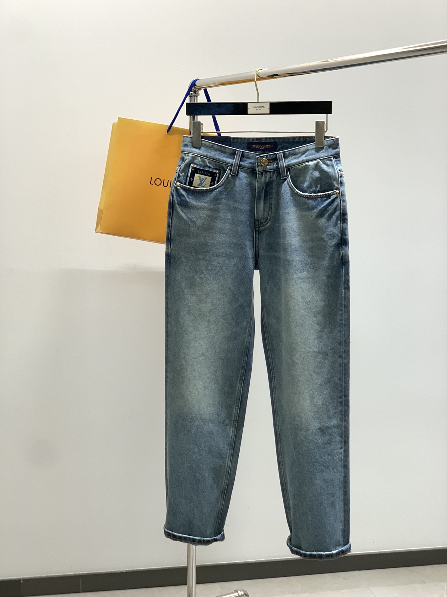 ，LouisVuitton 路易威登，2026秋季最新款，专柜同步有售，原单狠货，时尚休闲牛仔裤，上身很有特点！吸睛而有