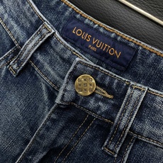 ,LouisVuitton 路易威登,2026秋季最新款,专柜同步有售,原单狠货,时尚休闲牛仔裤,上身很有特点!吸睛而有 ,LouisVuitton 路易威登,2026秋季最新款,专柜同步有售,原单狠货,时尚休闲牛仔裤,上身很有特点!吸睛而有